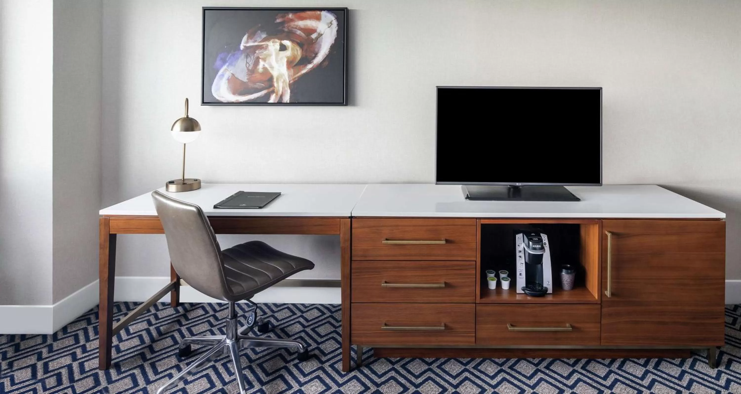 Living room in Hilton Chicago Oak Brook Hills Resort & Conference Center