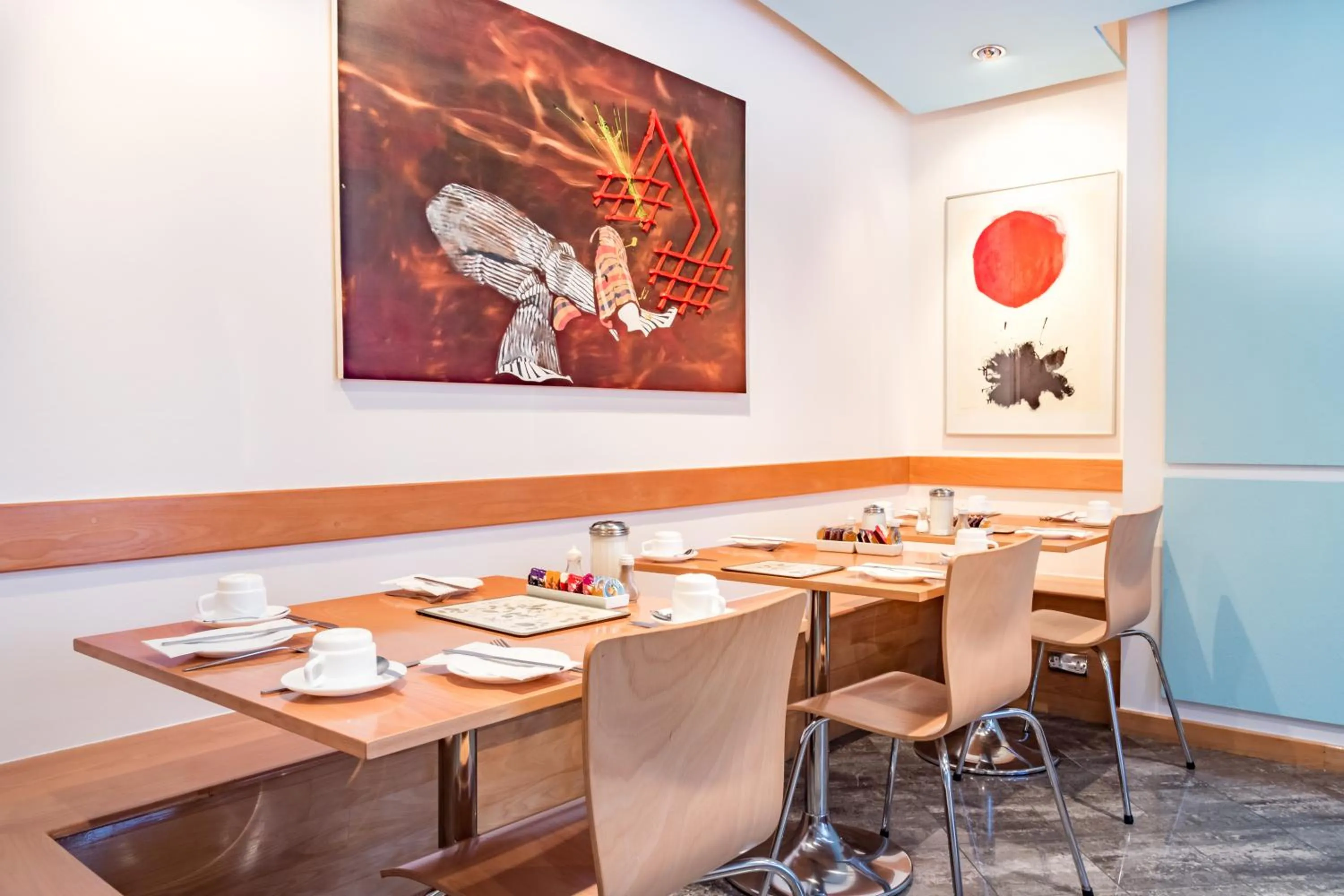 Restaurant/places to eat in Luna And Simone Hotel