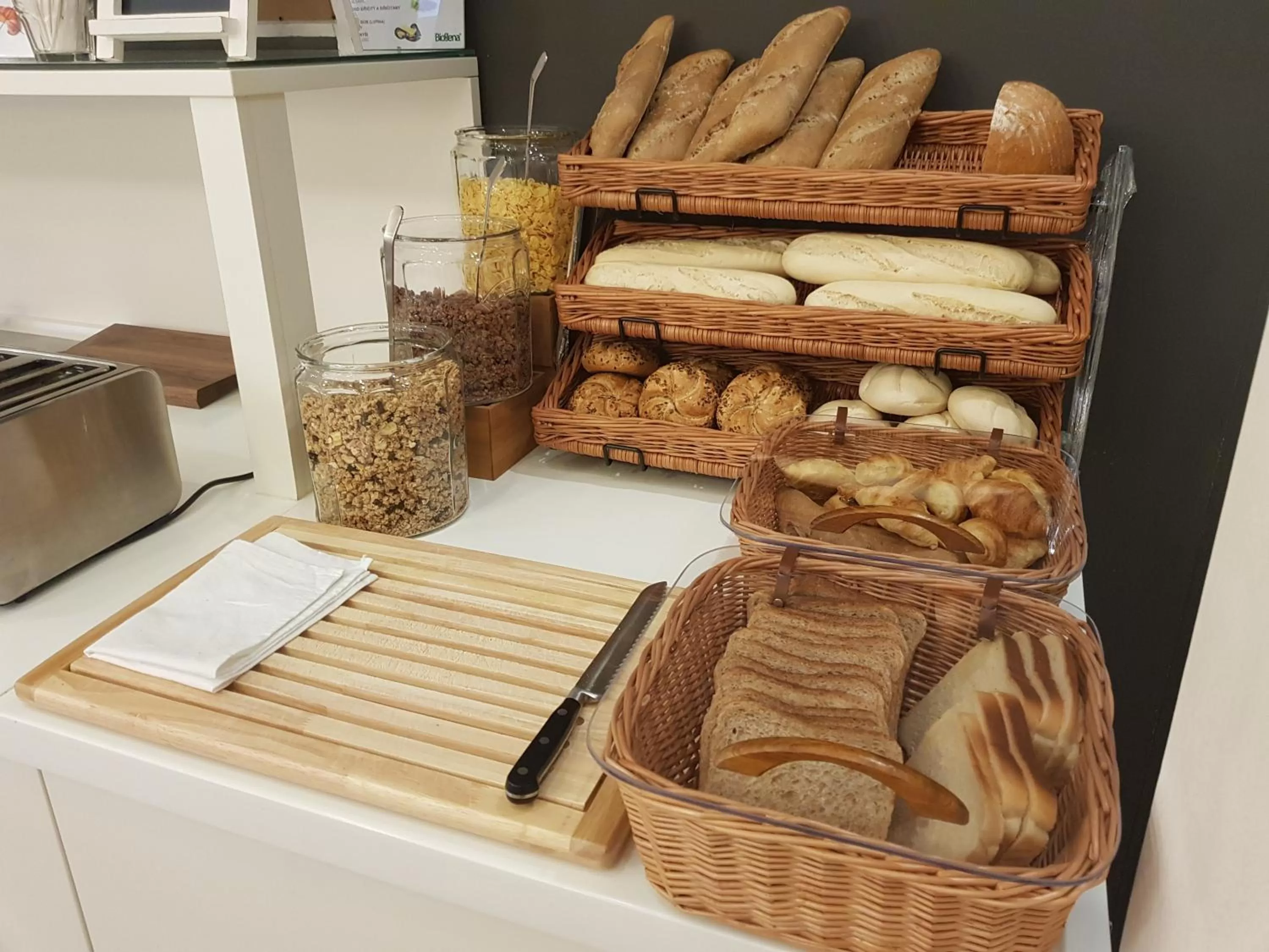 Food and drinks in Pure White