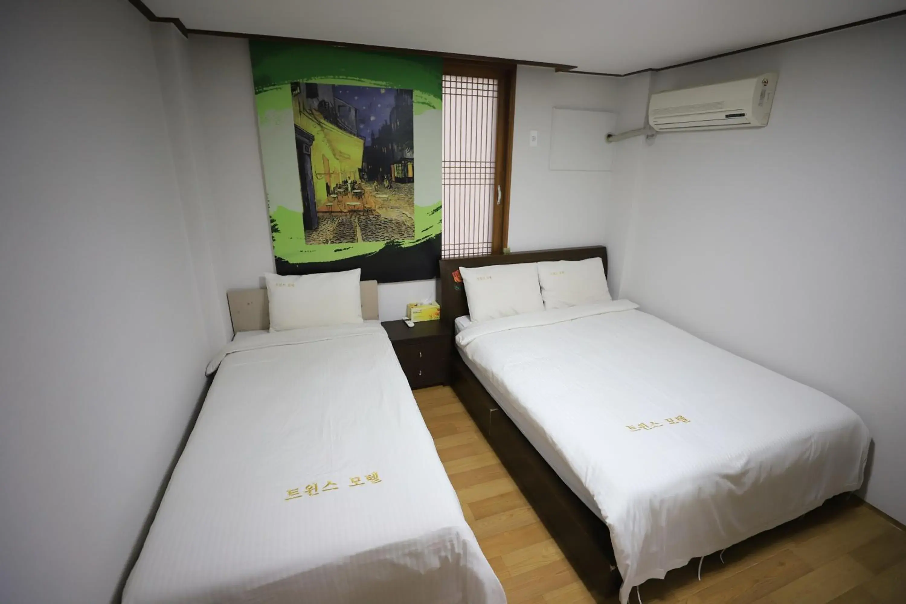 Twin Room in Twins Hotel Twin Room in Twins Hotel