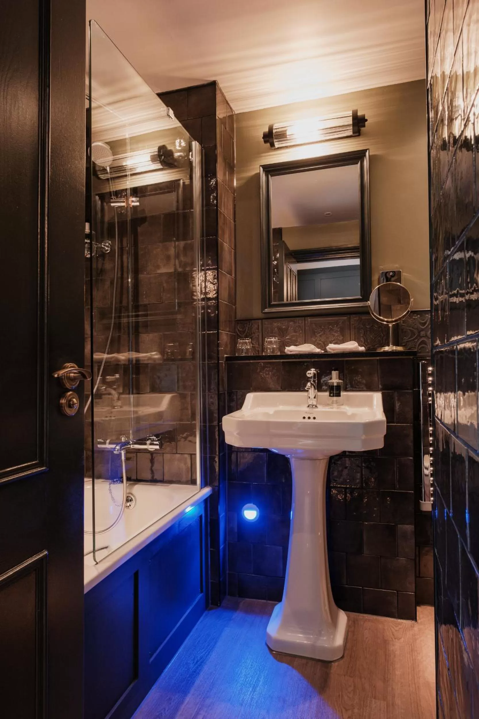 Bath in The Sanctuary House Hotel