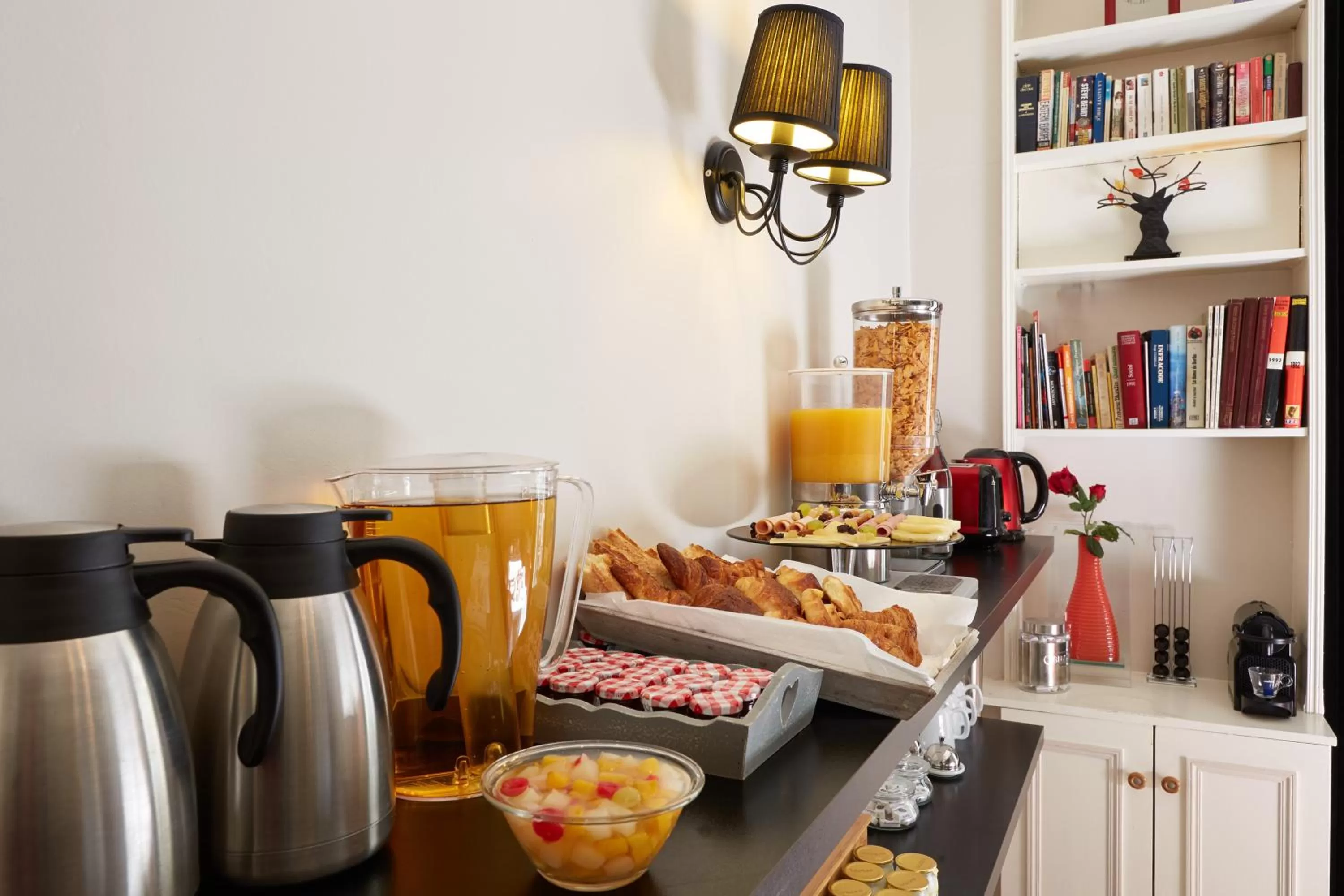 Food and drinks in Hotel Le Twelve