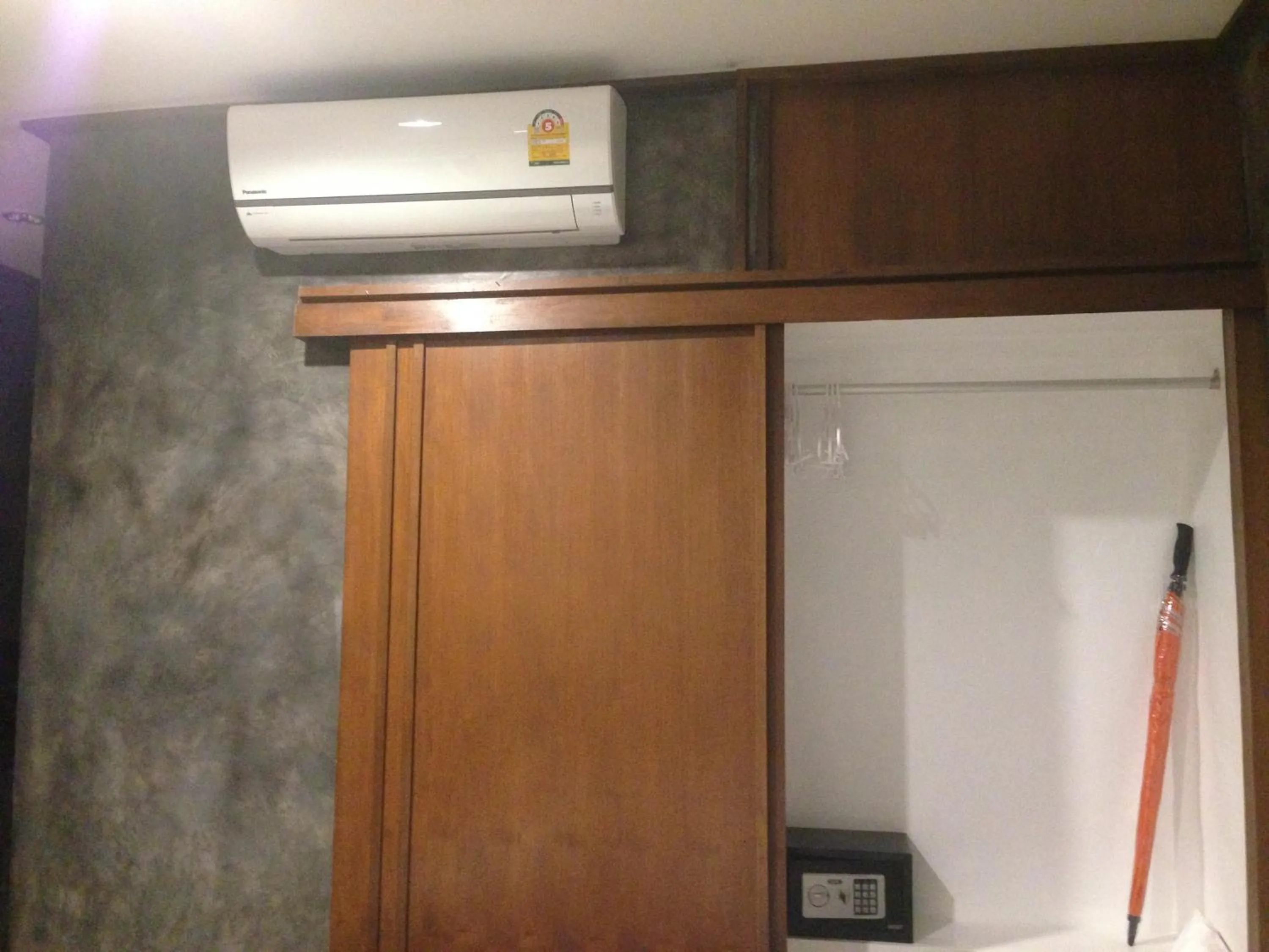 Photo of the whole room in BaanPhong Lanta