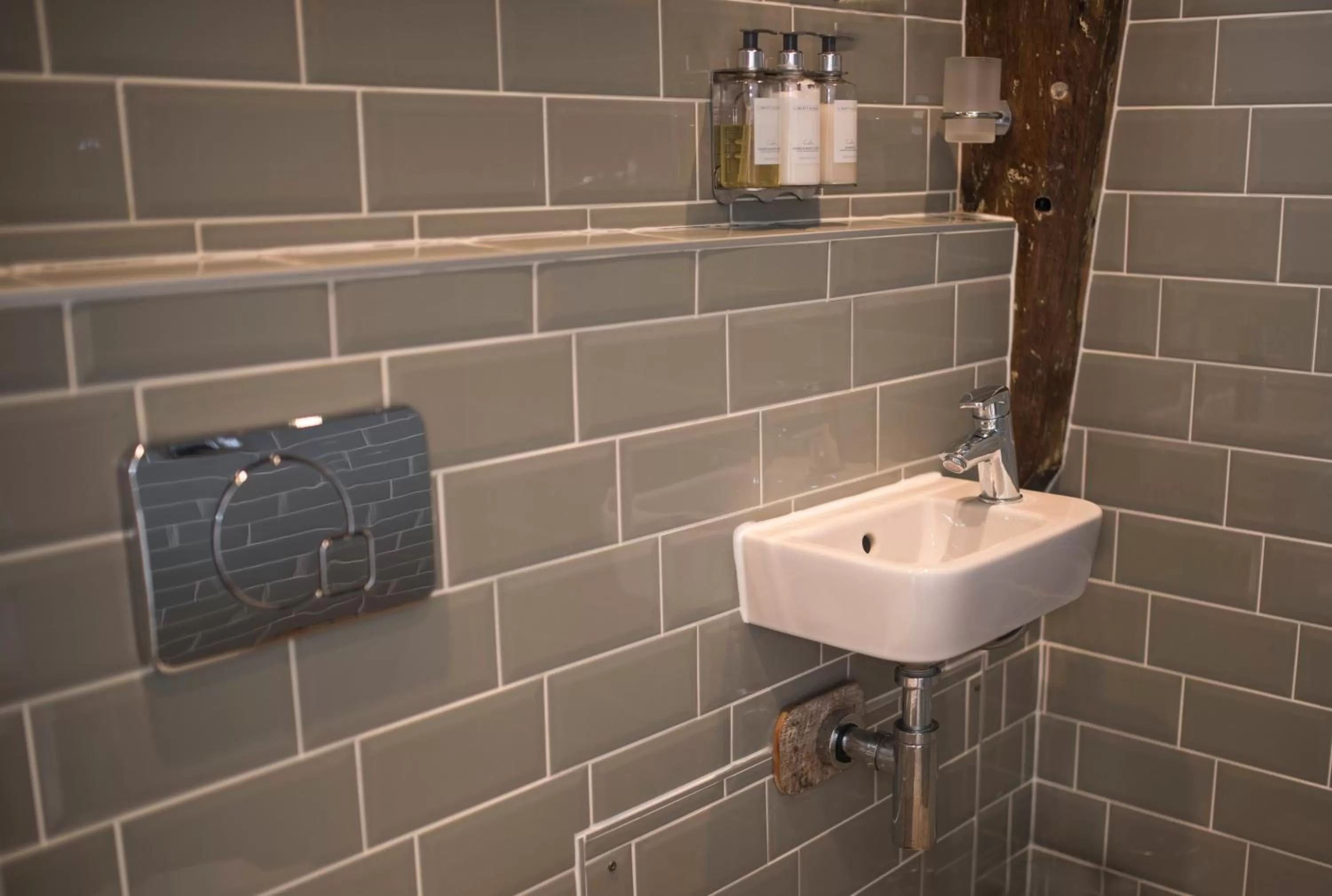 Bathroom in Alma Inn & Dining Rooms