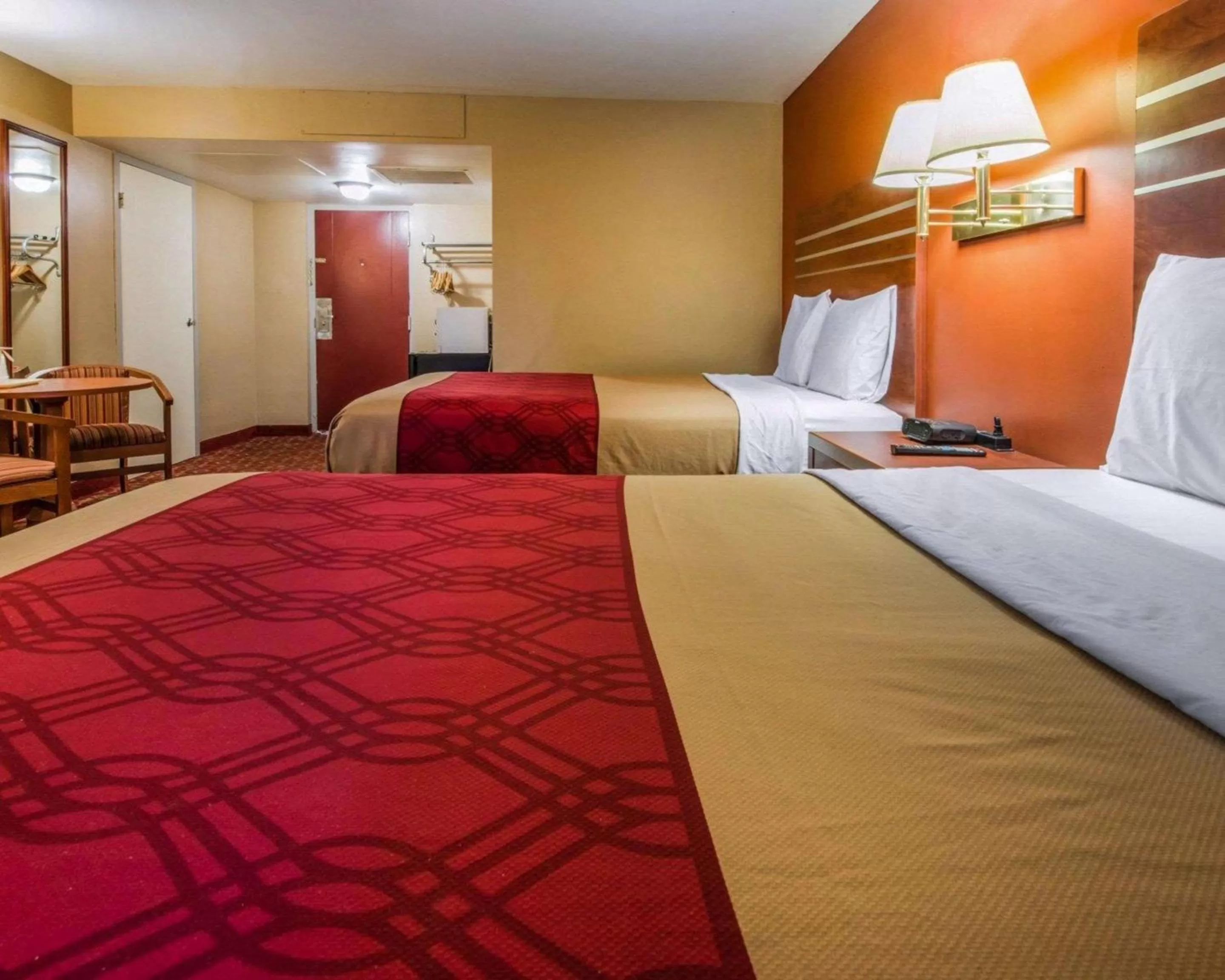 Photo of the whole room, Bed in Econo Lodge