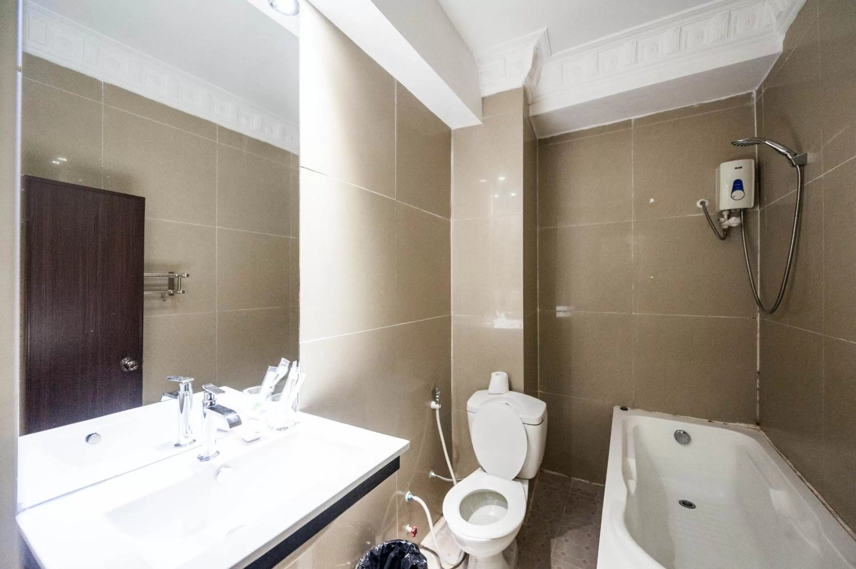 Shower in Angkor International Hotel