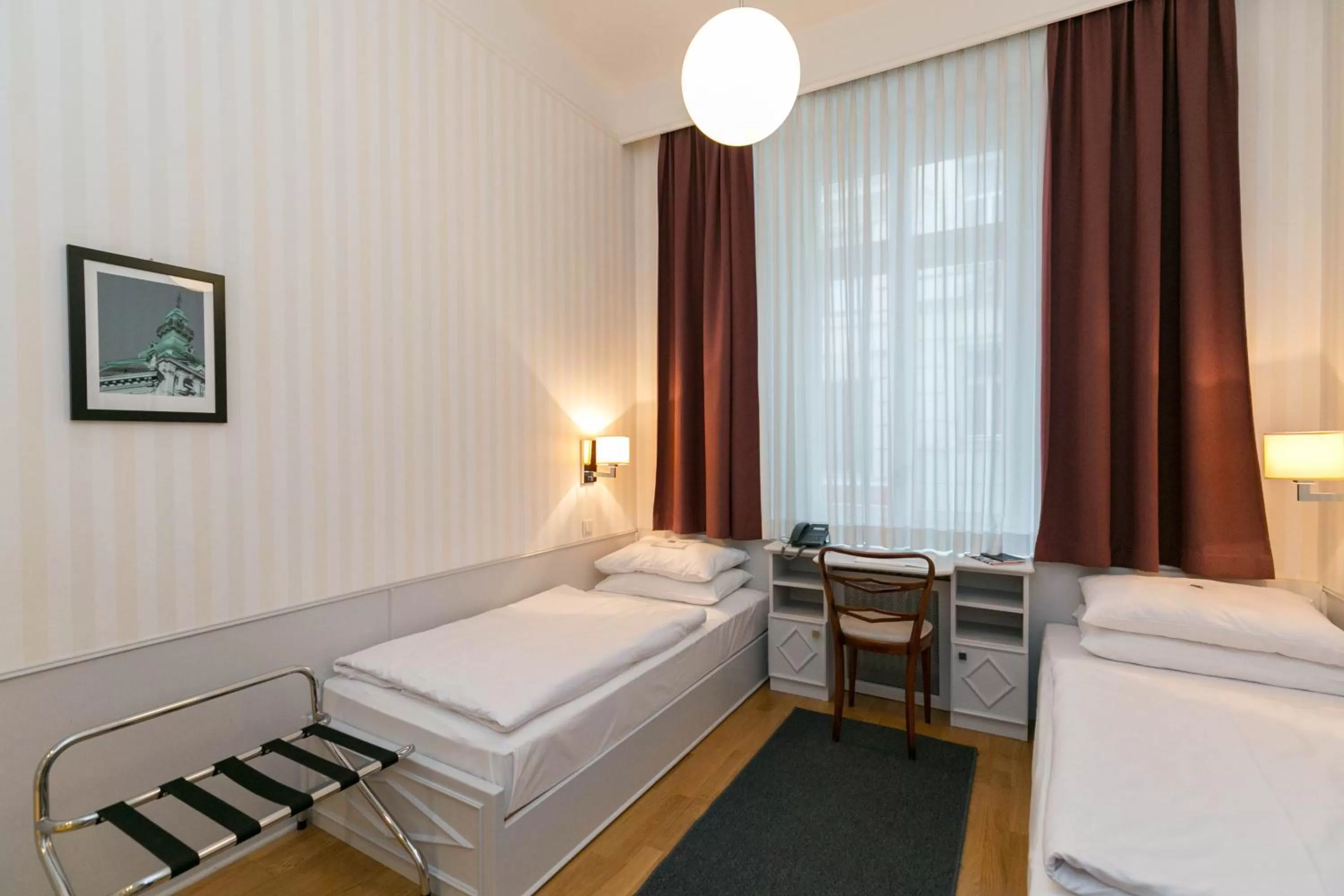 Photo of the whole room, Bed in Hotel Kärntnerhof