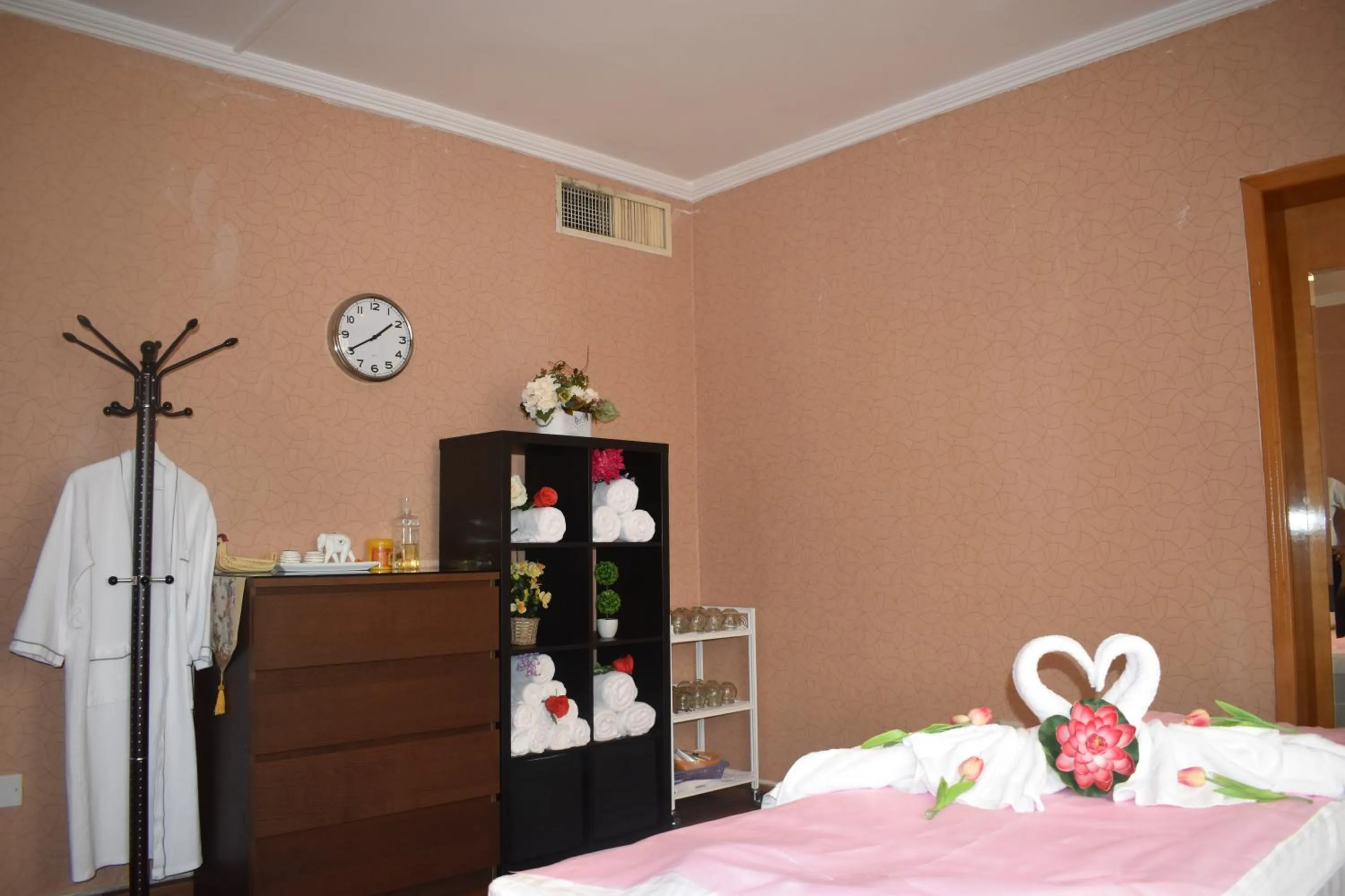 Spa and wellness centre/facilities, Bed in Emirates Plaza Hotel