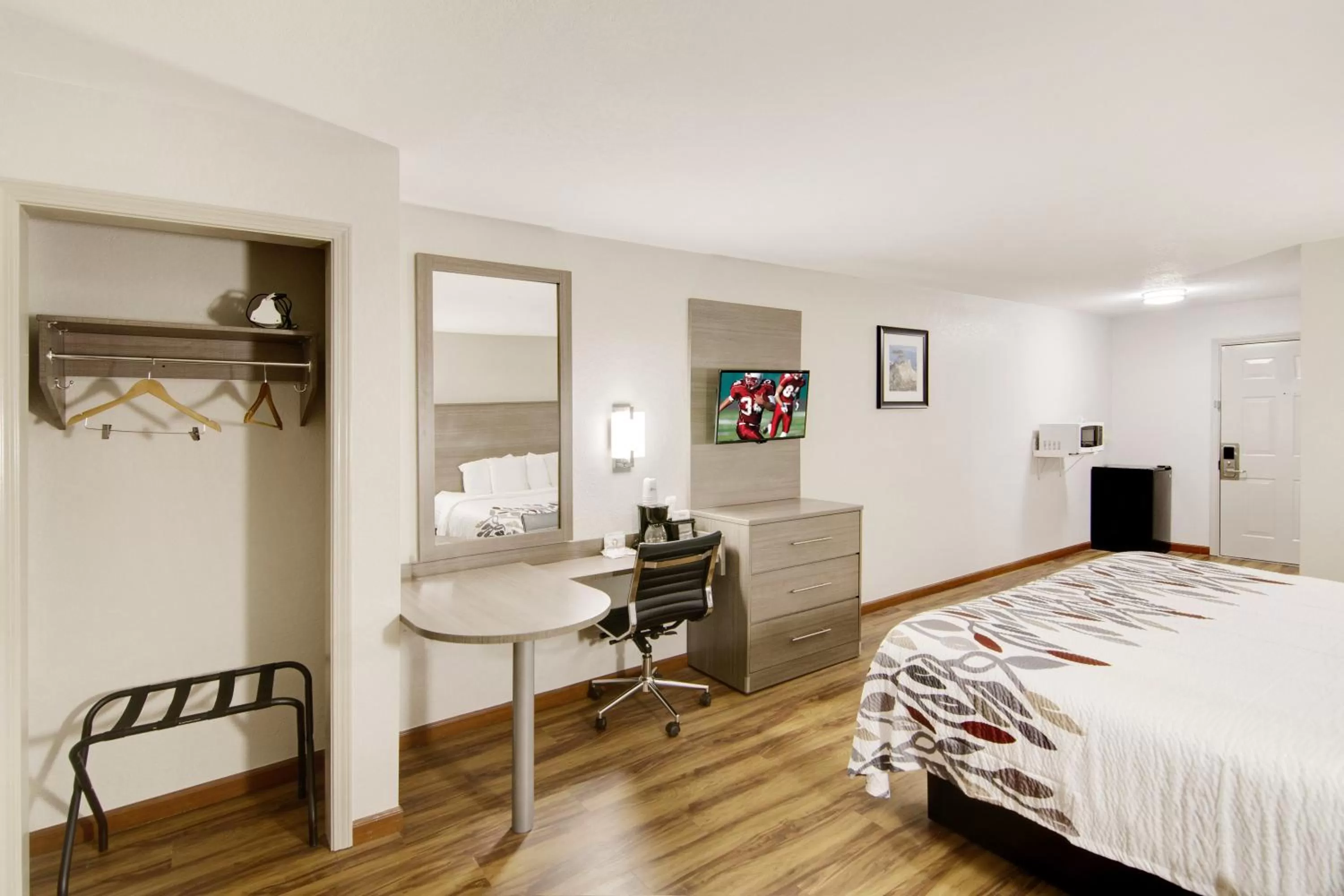 Photo of the whole room, Bed in Red Roof Inn & Suites Pensacola-NAS Corry