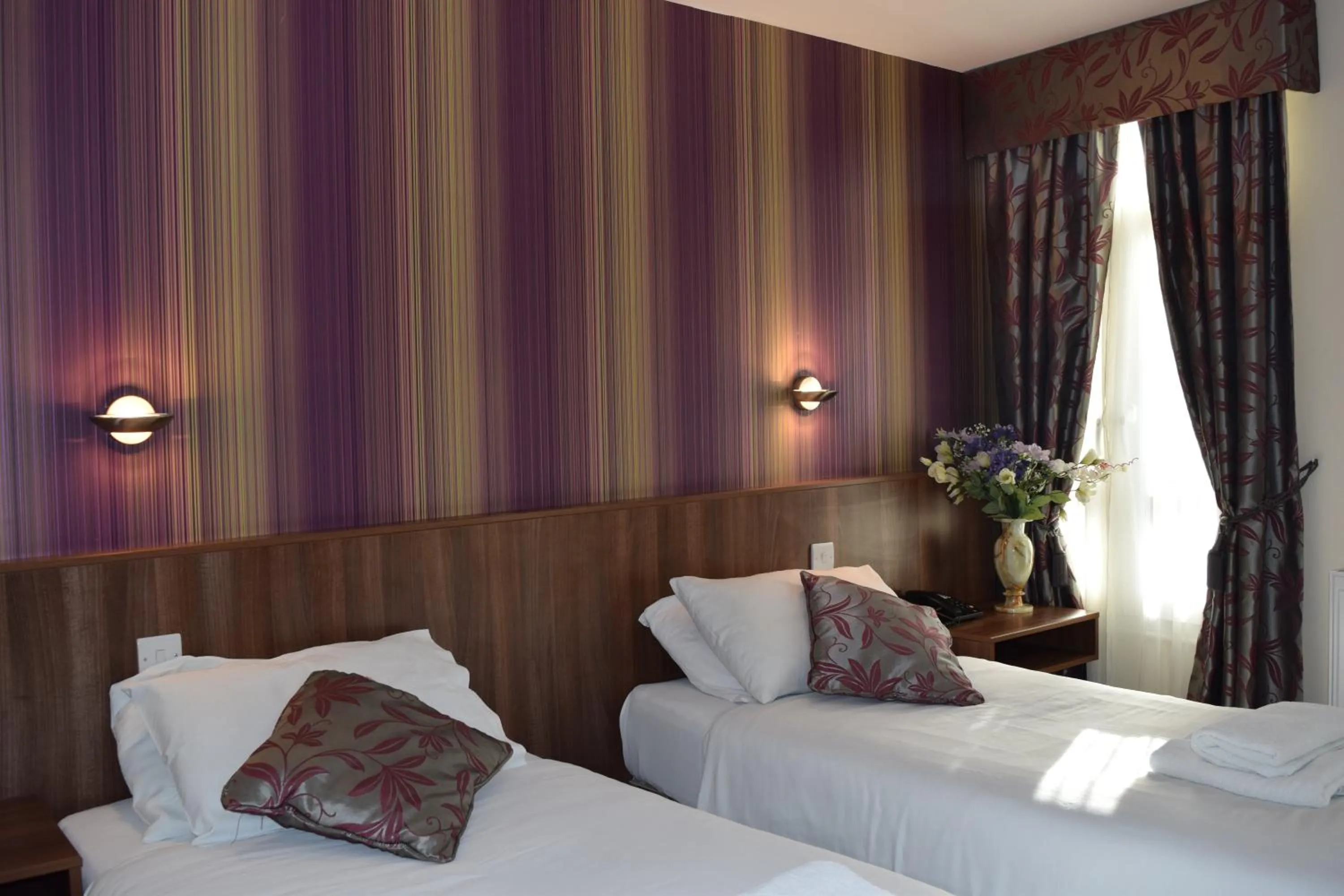 Bed in OYO Star Anglia Hotel