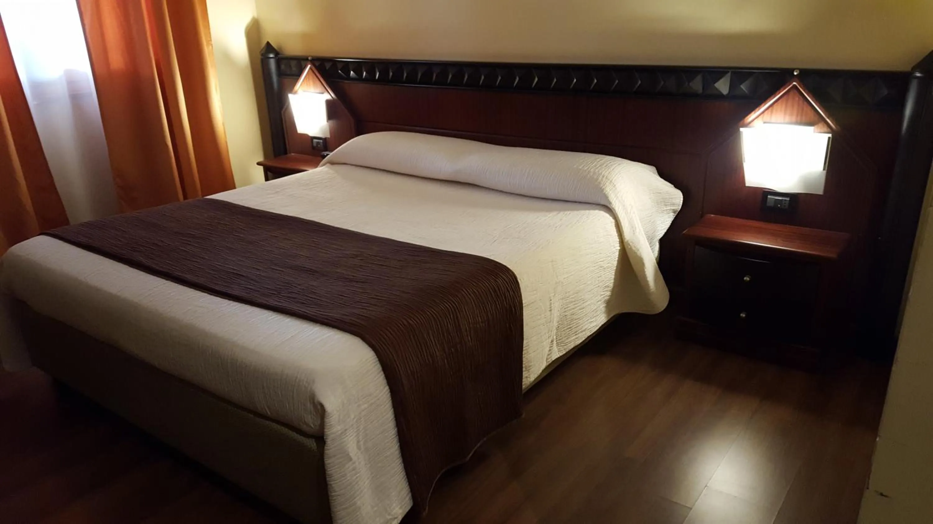 Day, Bed in Hotel Motel Flower