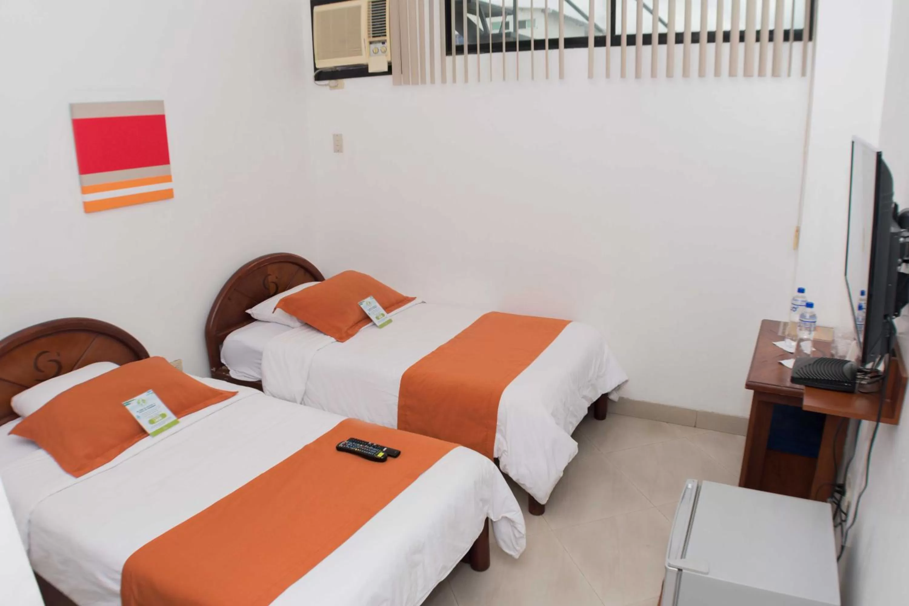 Bed in Hotel Castell - Cerca Del Aeropuerto