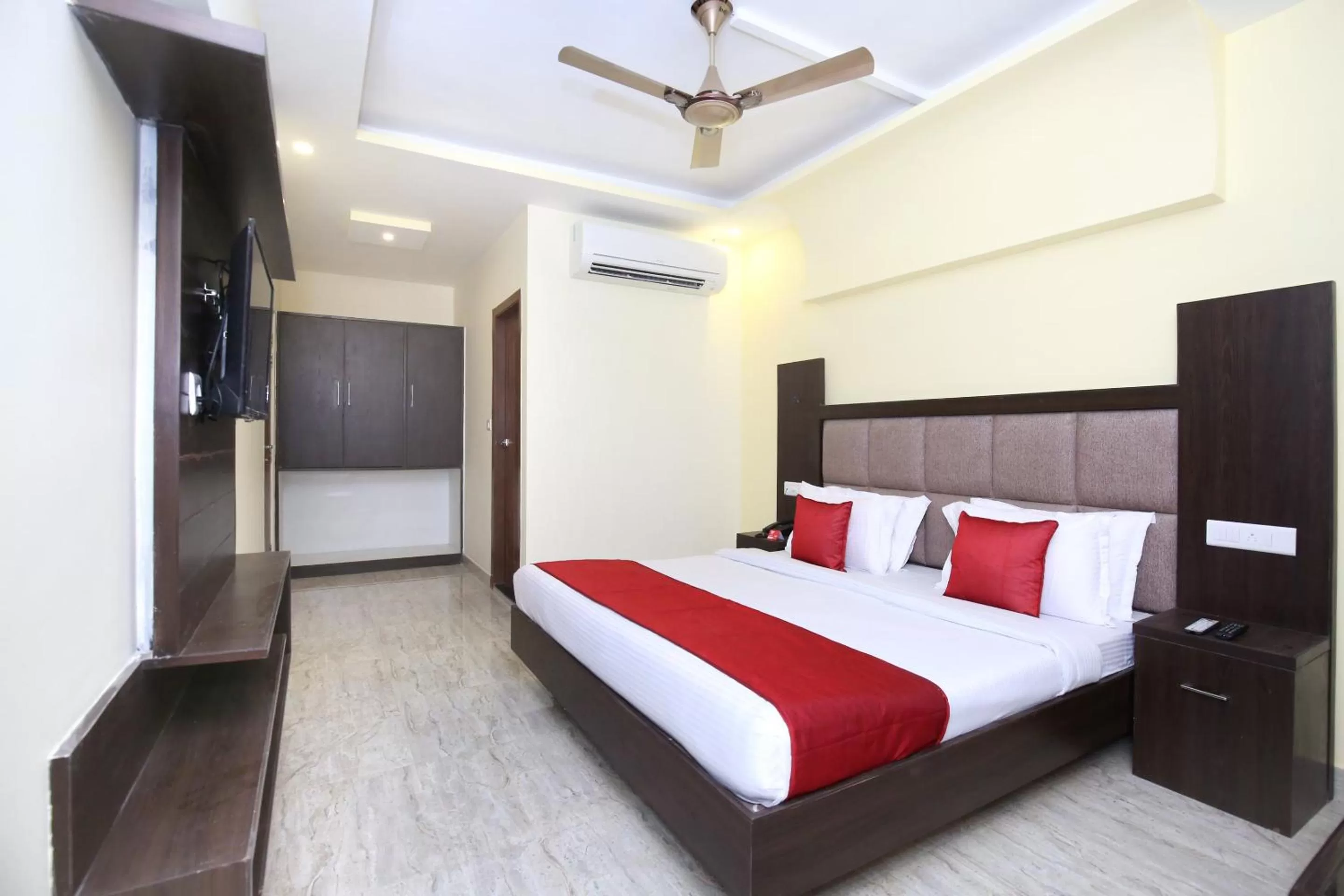 Bedroom in Capital O Hotel Royal