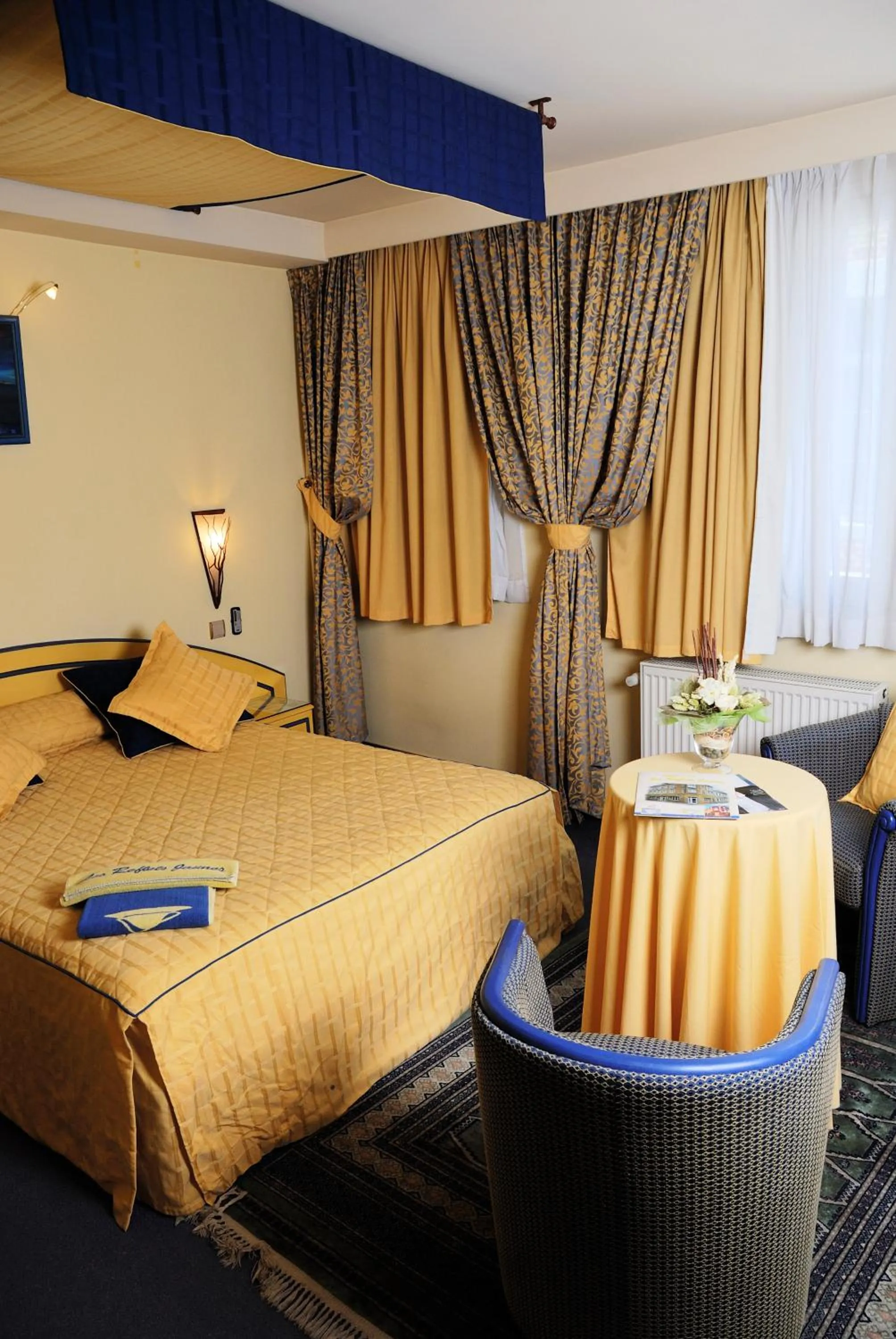 Photo of the whole room, Bed in Les Reflets Jaunes