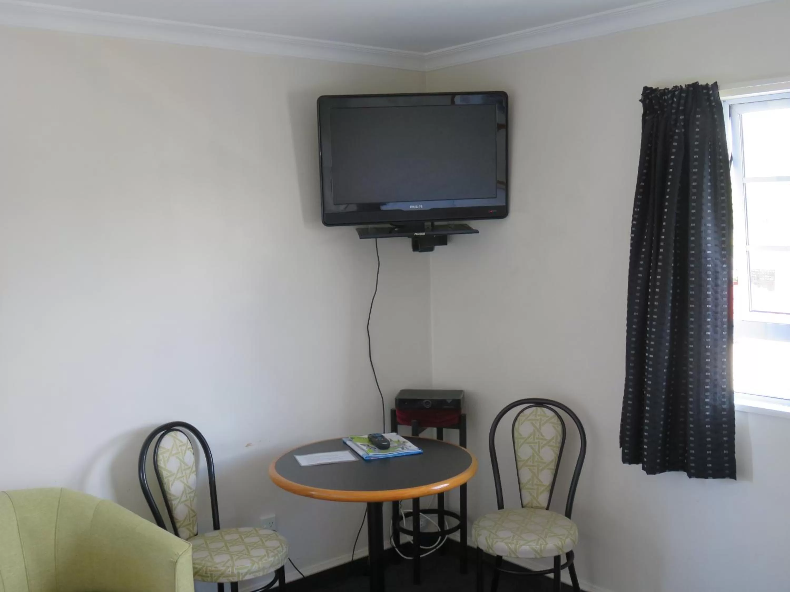 Living room in Admirals Motor Lodge