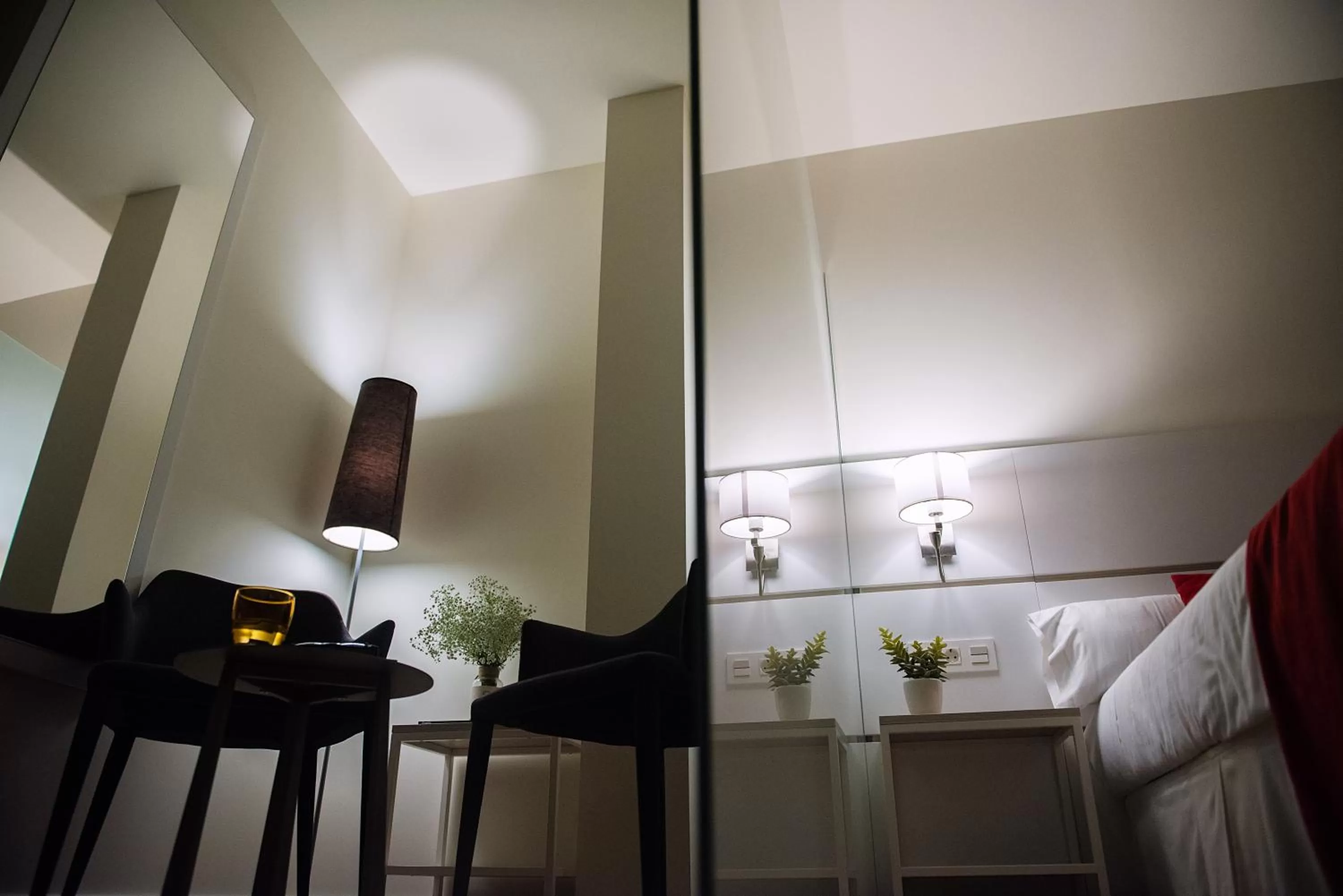 Coffee/tea facilities, Bed in Hotel Pompaelo Plaza del Ayuntamiento & Spa