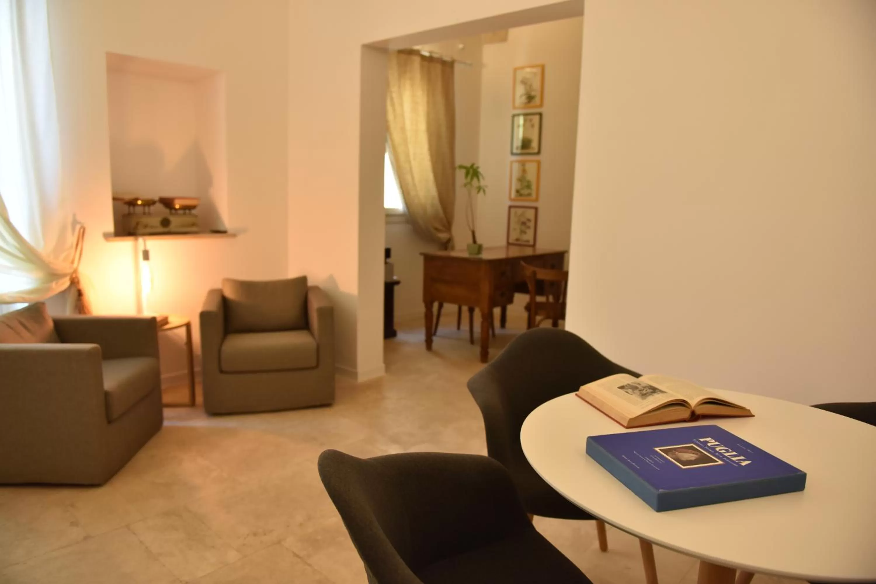 Communal lounge/ TV room in Tobacco Suite