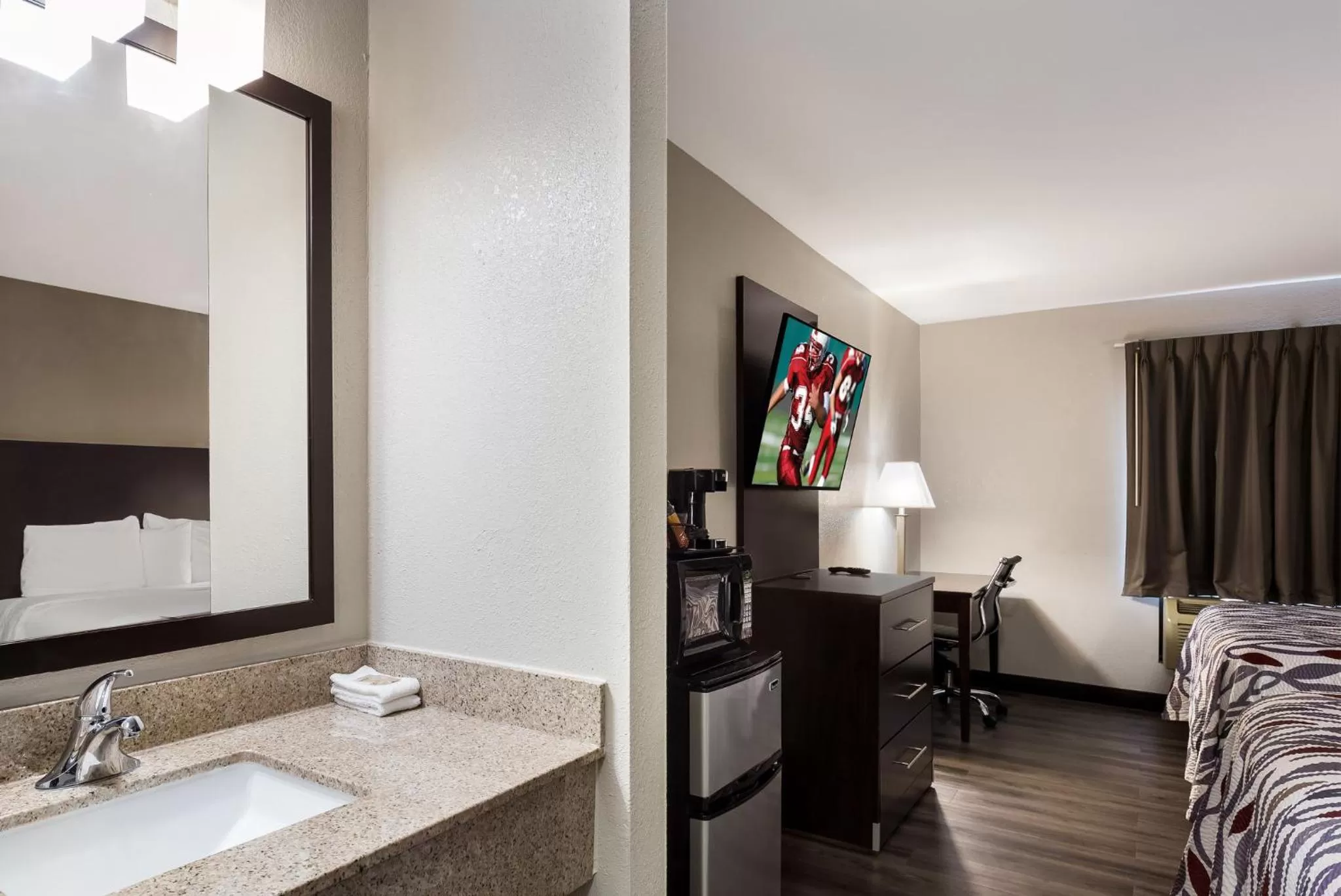 Photo of the whole room, Bed in Red Roof Inn Allentown South