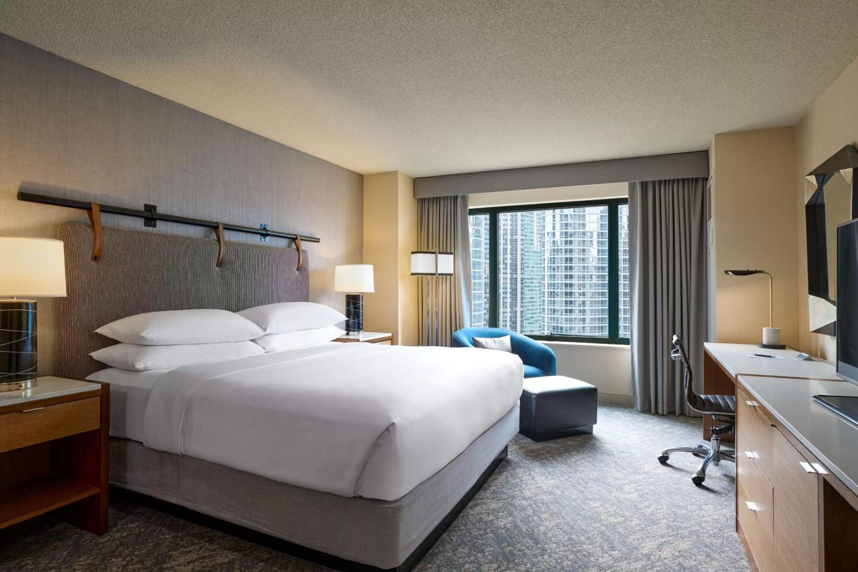 Photo of the whole room, Bed in Sheraton Grand Chicago Riverwalk