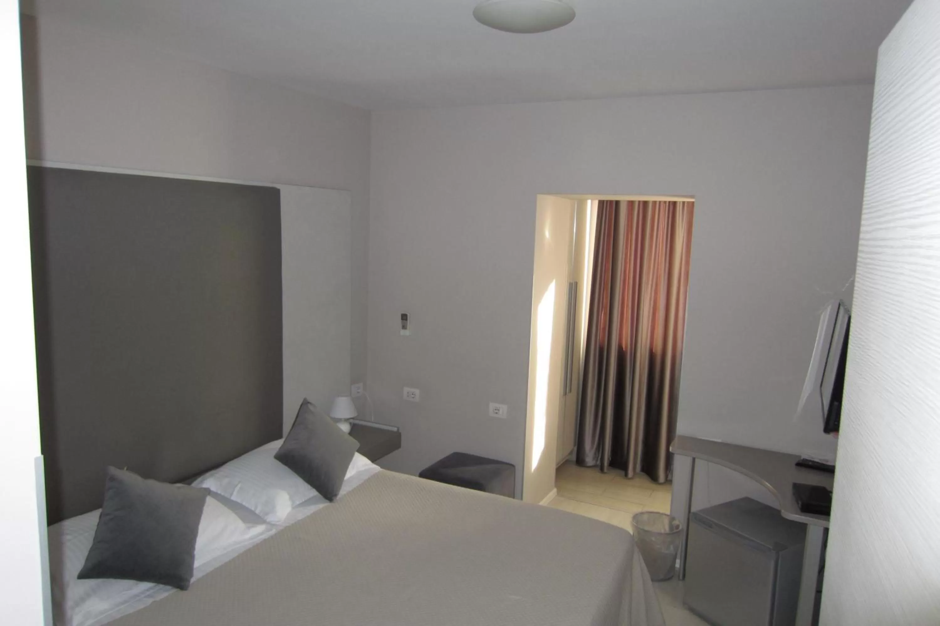 Bedroom, Bed in Freddy's Hotel