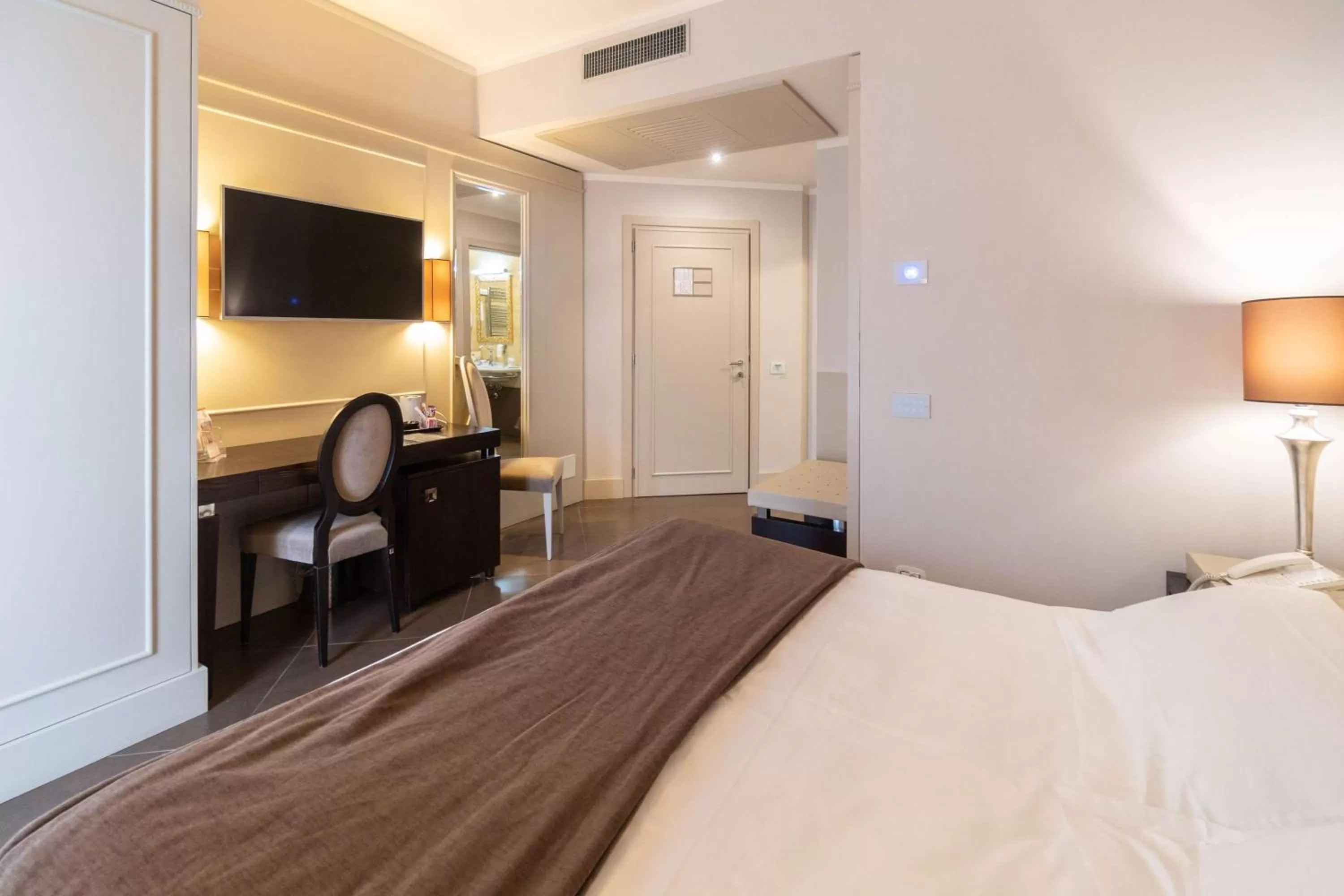 Photo of the whole room, Bed in Best Western Plus Hotel Perla Del Porto