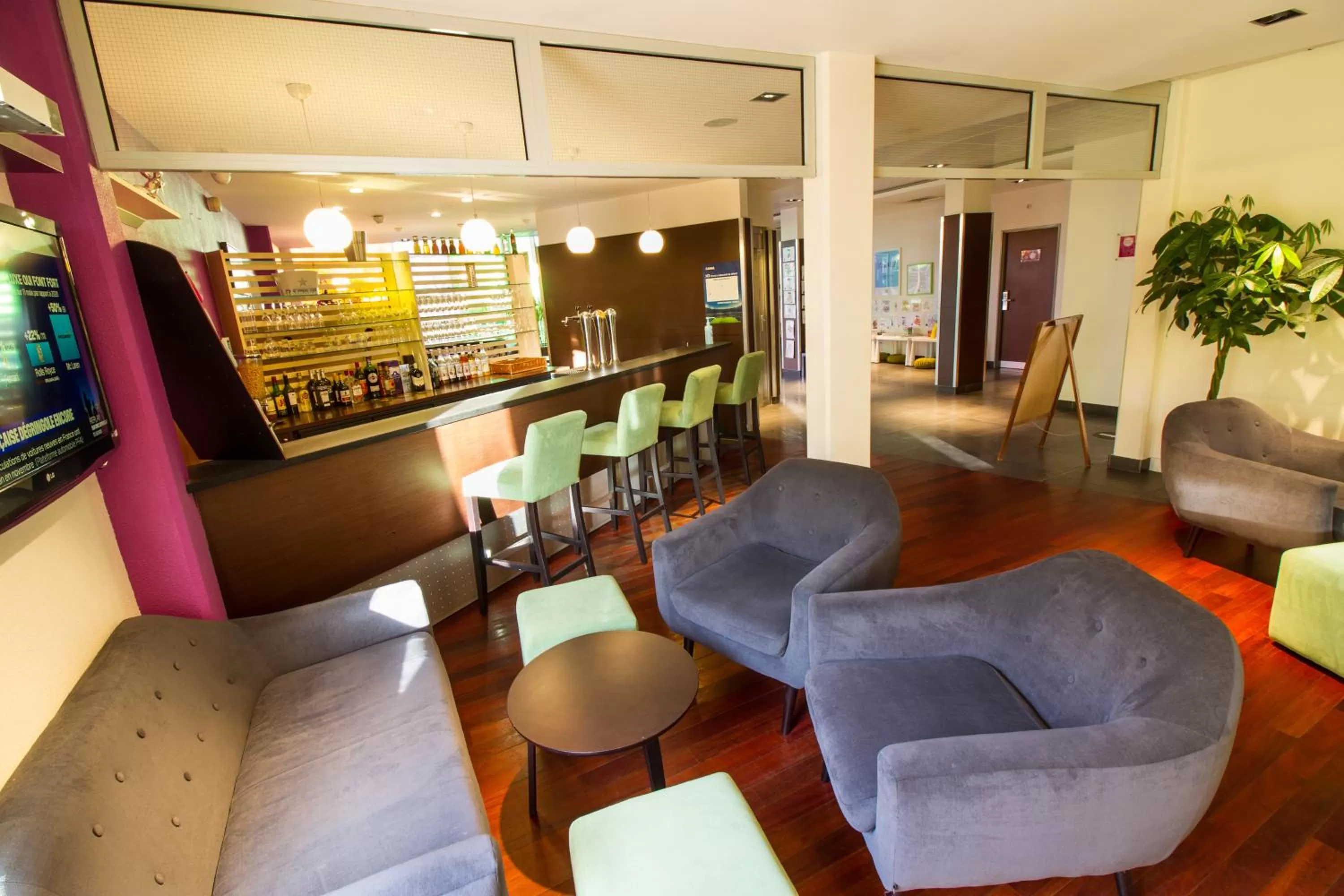 Lounge or bar in ibis Styles Bethune Bruay la Buissière