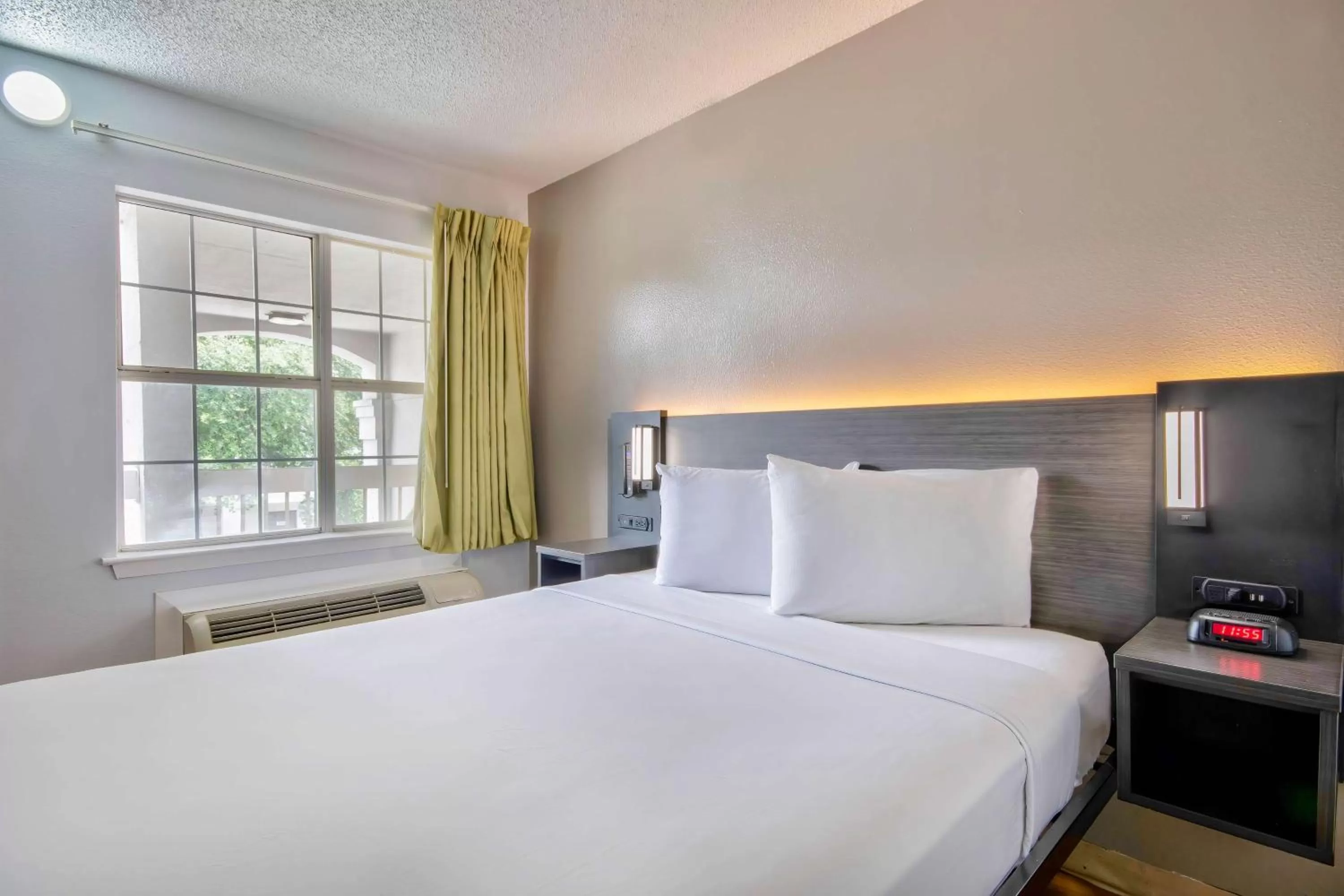 Bedroom, Bed in Studio 6-San Antonio, TX - Six Flags