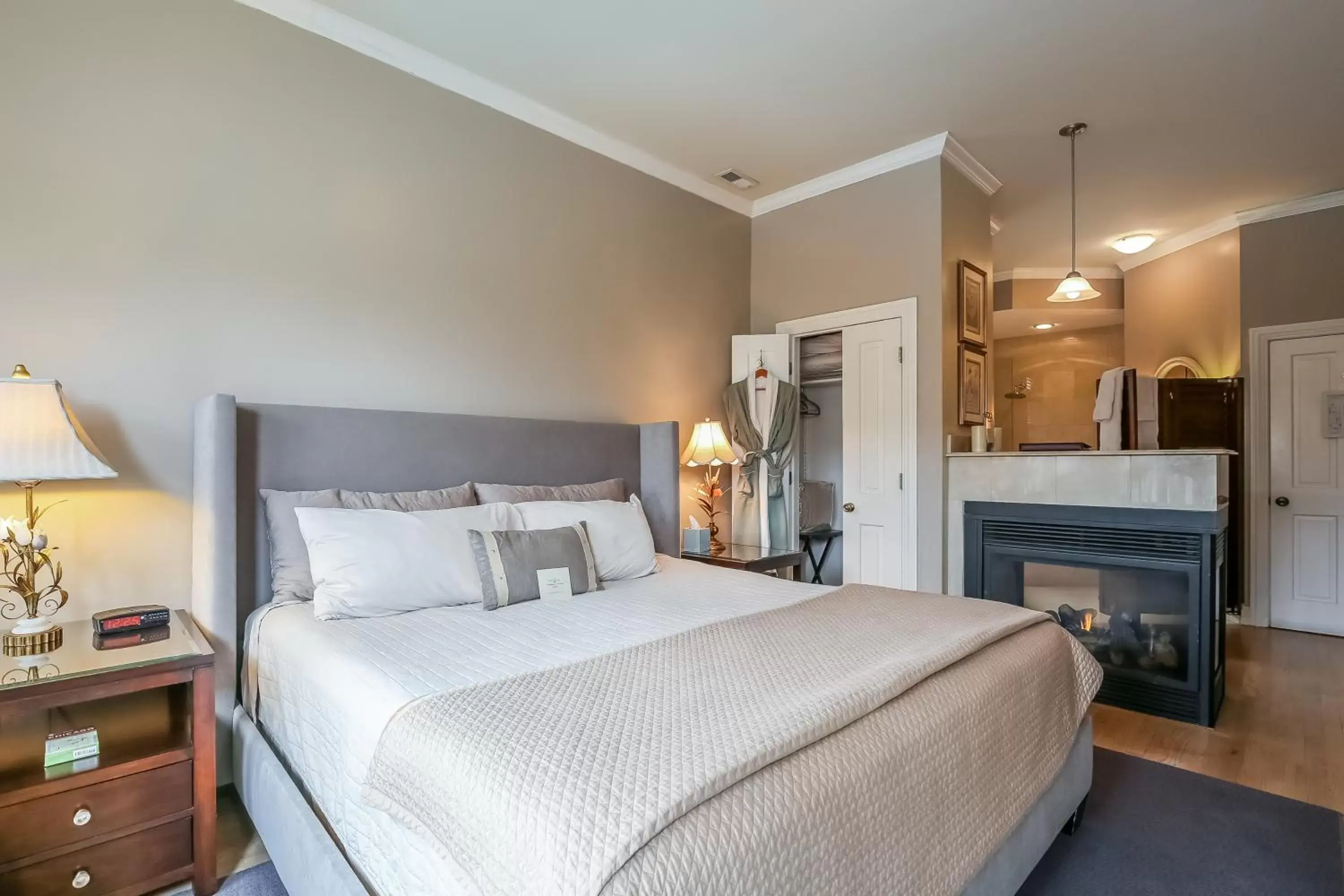 King Room with Spa Bath in Harvey House Bed & Breakfast King Room with Spa Bath in Harvey House Bed & Breakfast