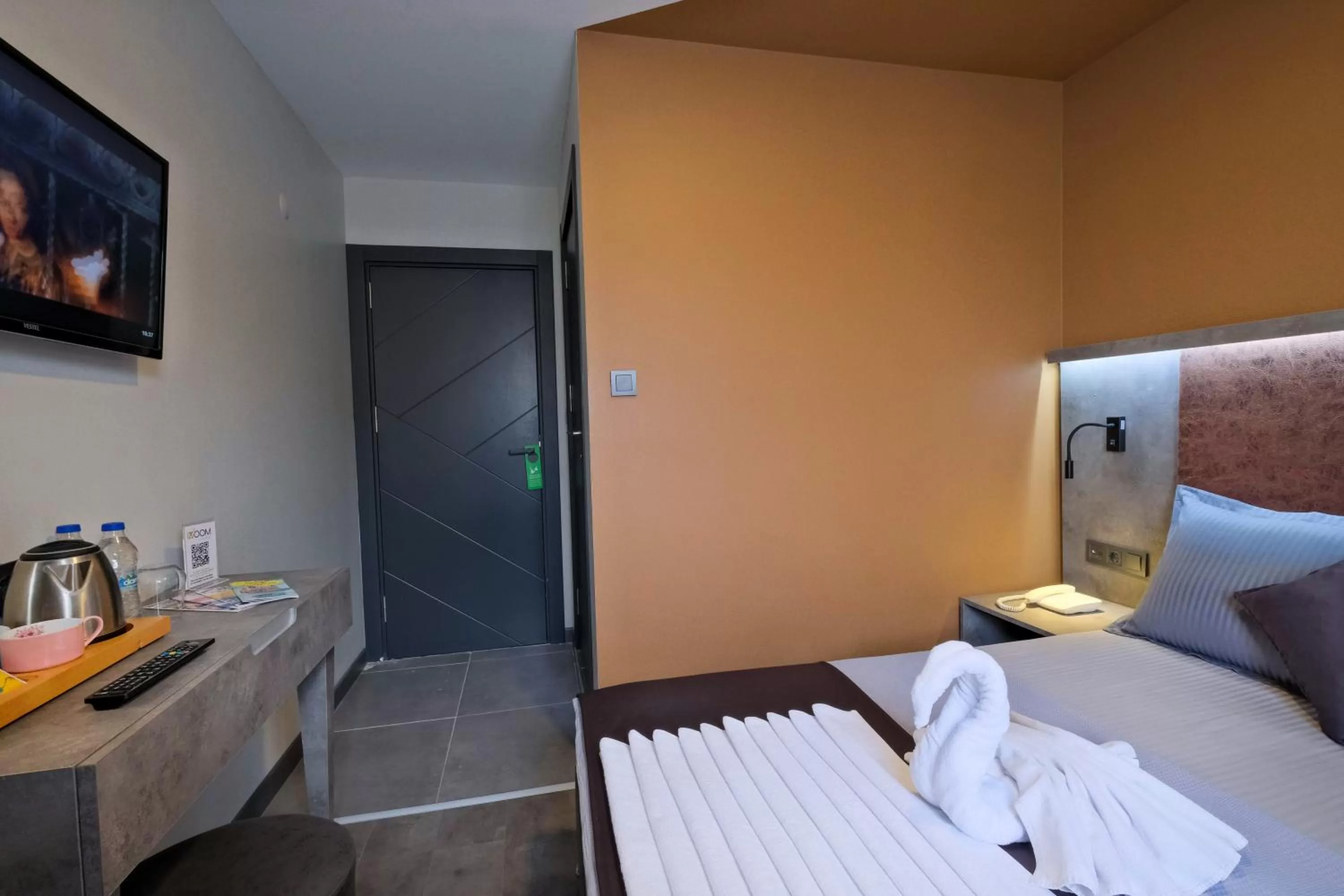 Photo of the whole room, Bed in The Queen Hotel