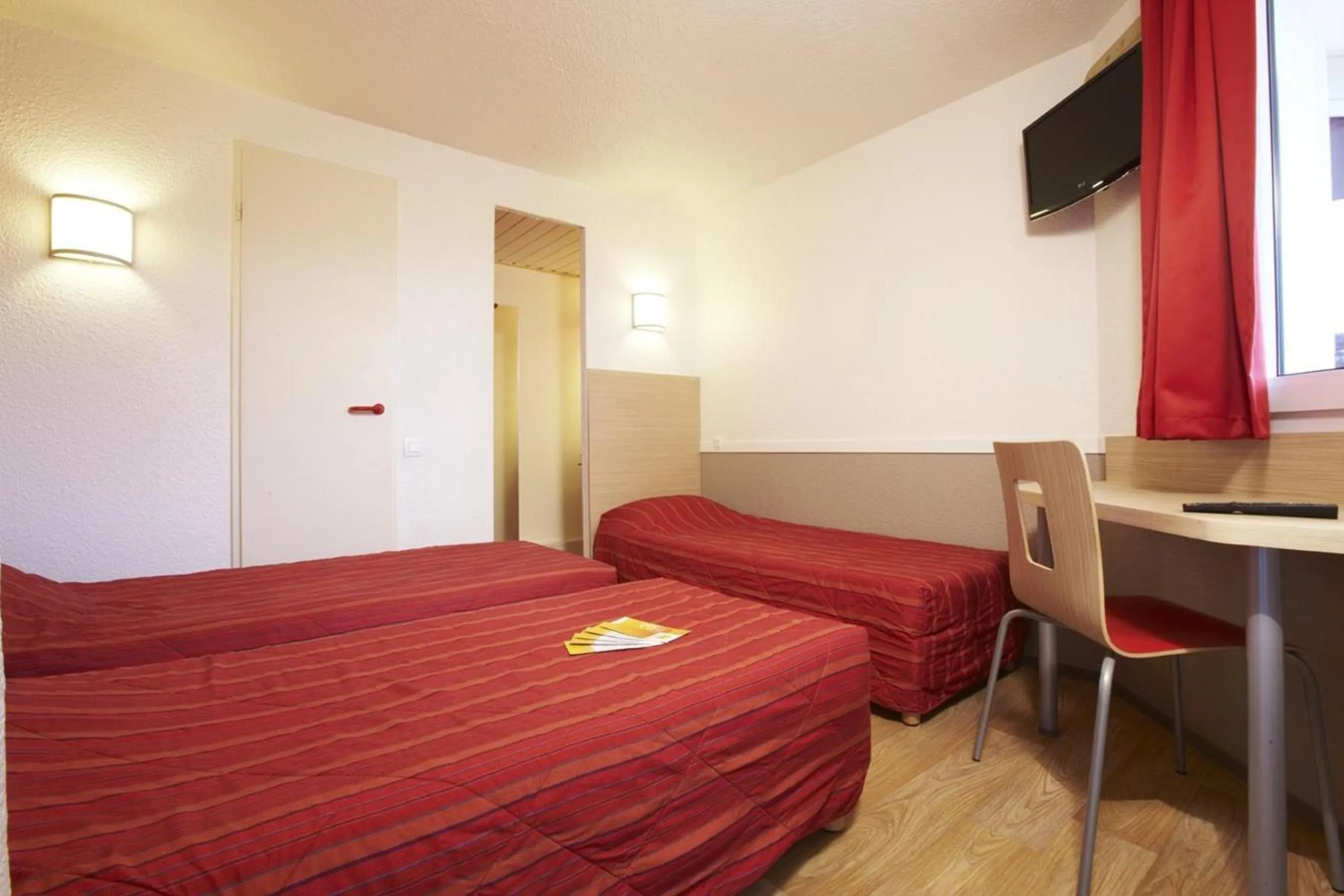 Photo of the whole room, Bed in Premiere Classe Avignon Courtine Gare TGV