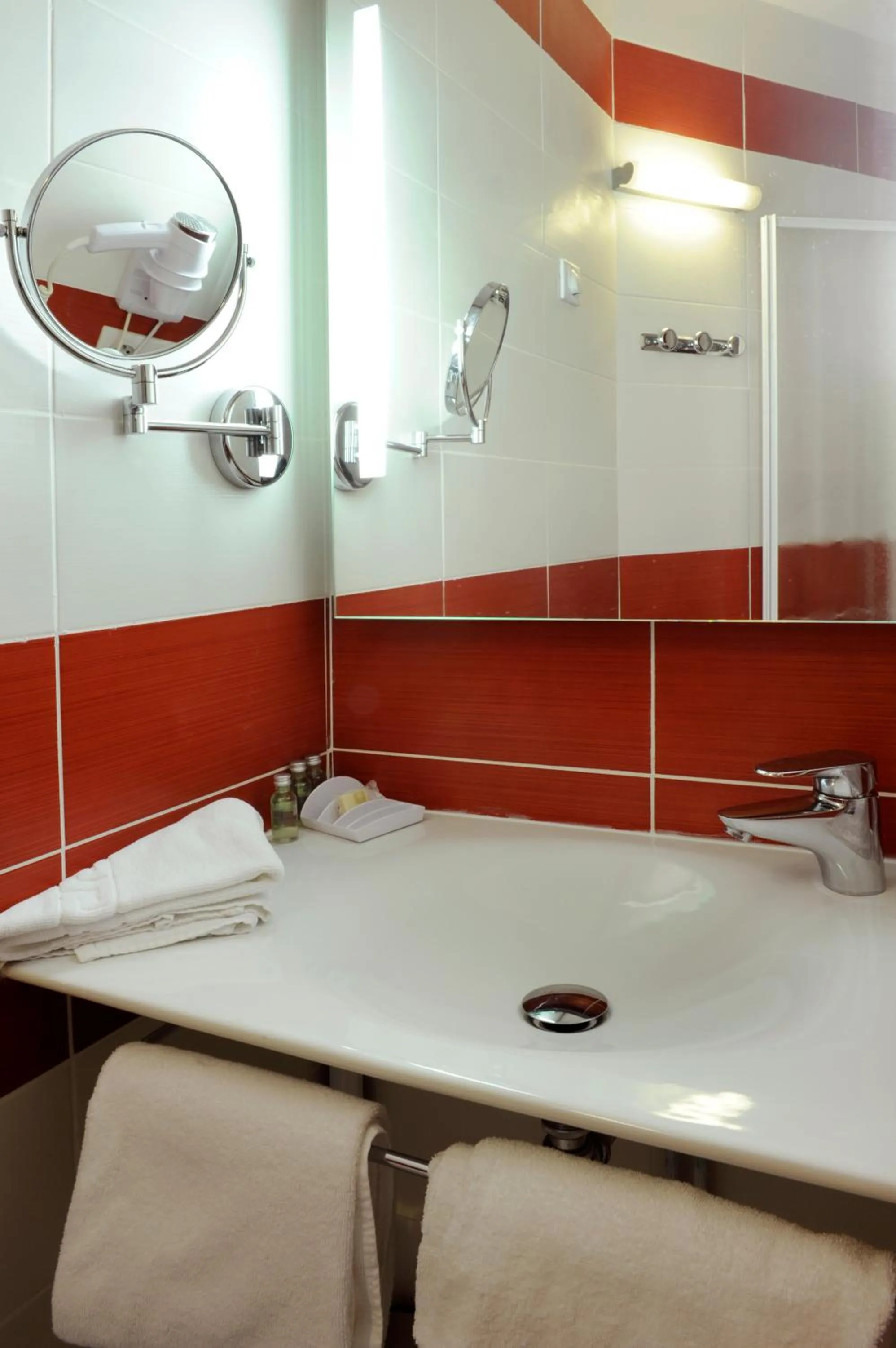 Bathroom in The Originals City, Hôtel des Arènes, Saintes