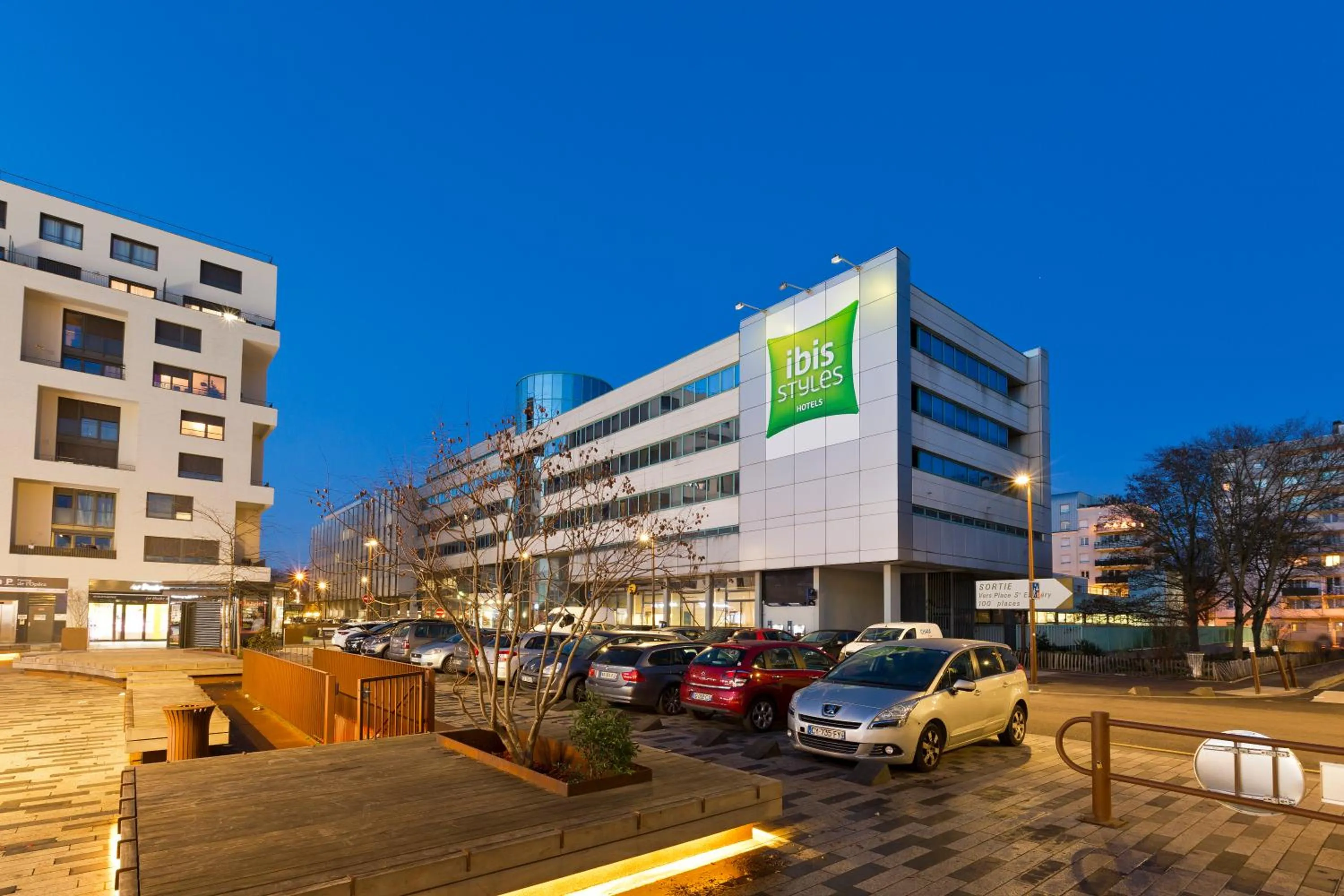 Property building in ibis Styles Massy Opéra