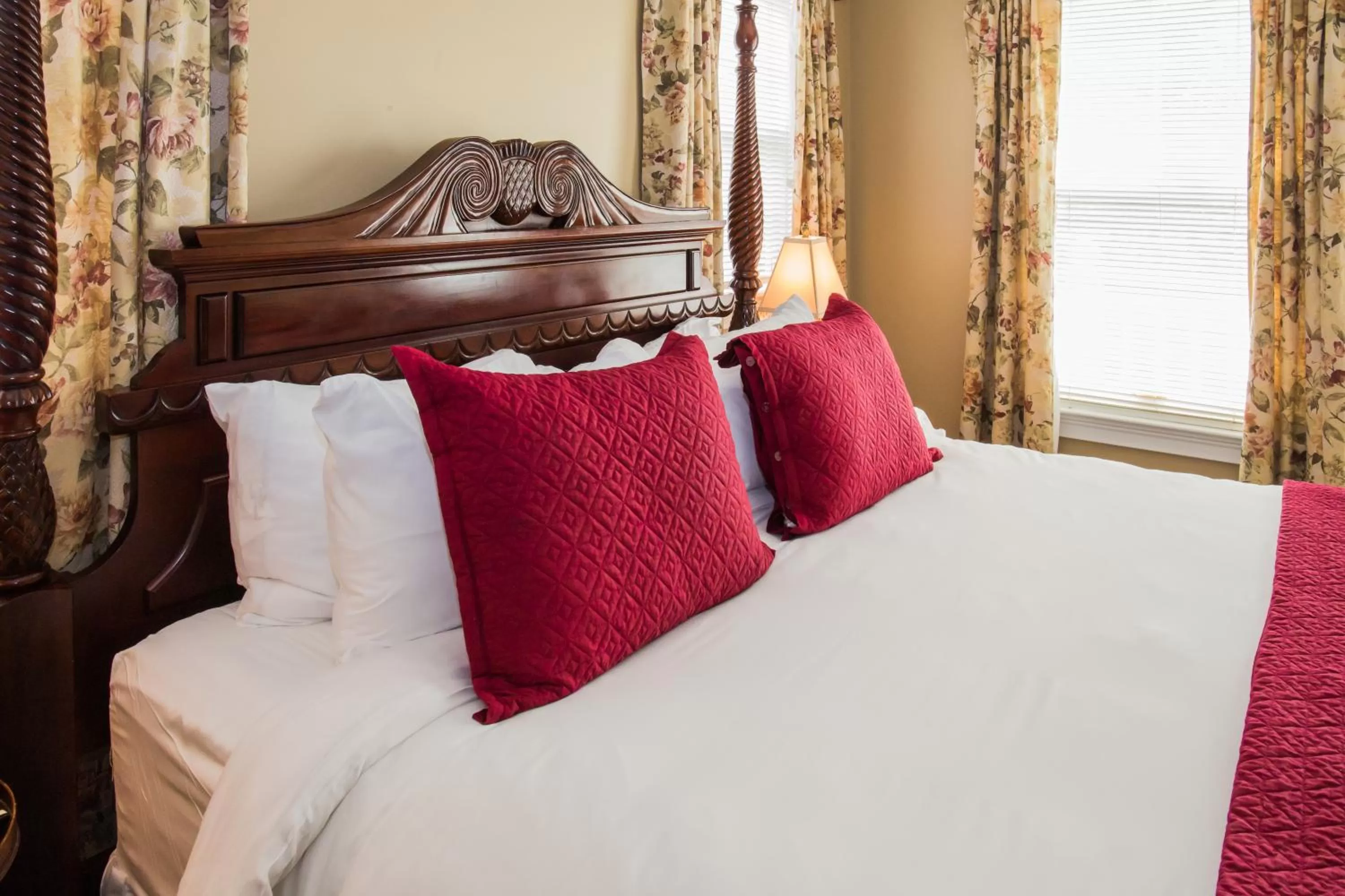 Bedroom, Bed in Almondy Inn Bed & Breakfast