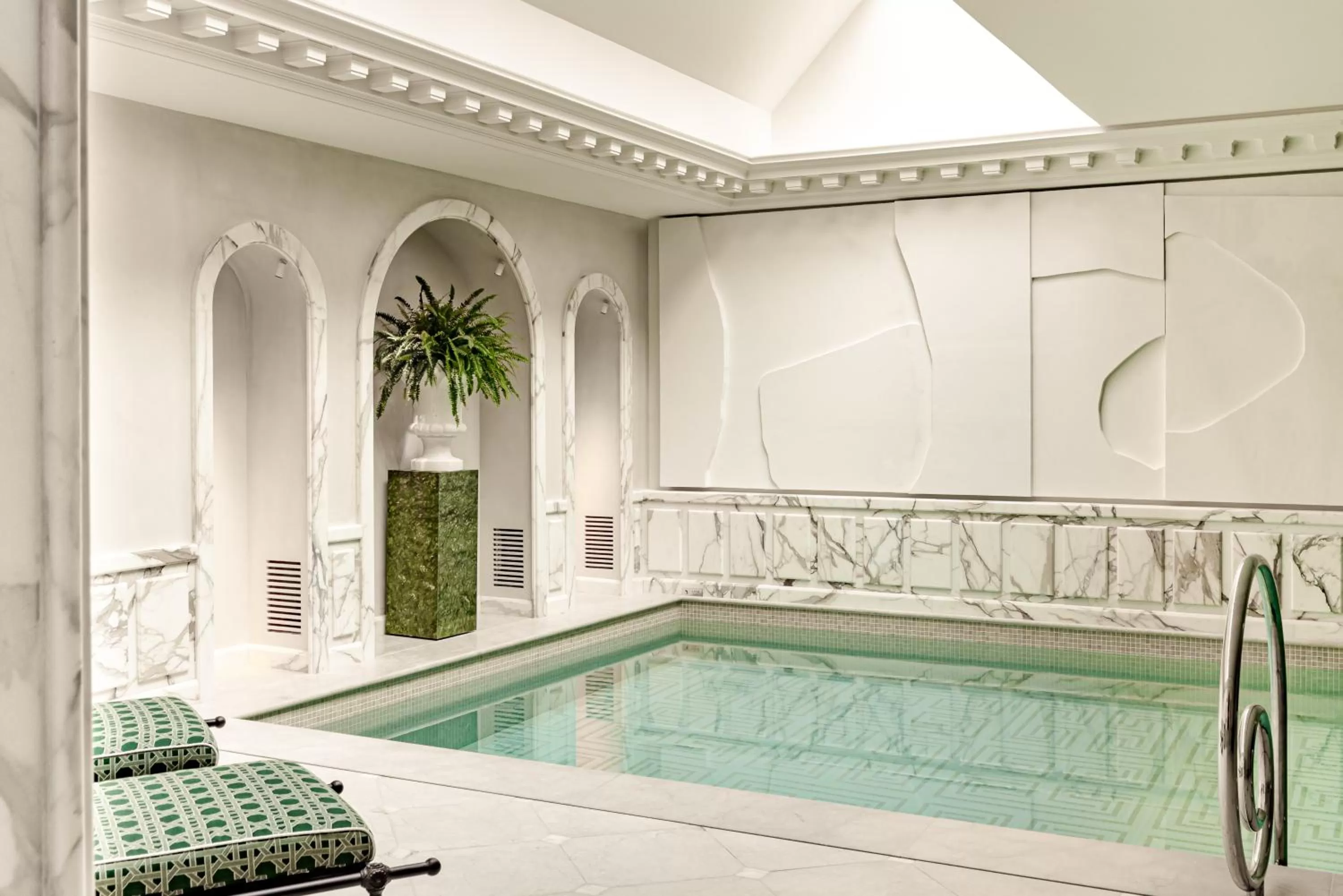 Swimming pool in Saint James Paris