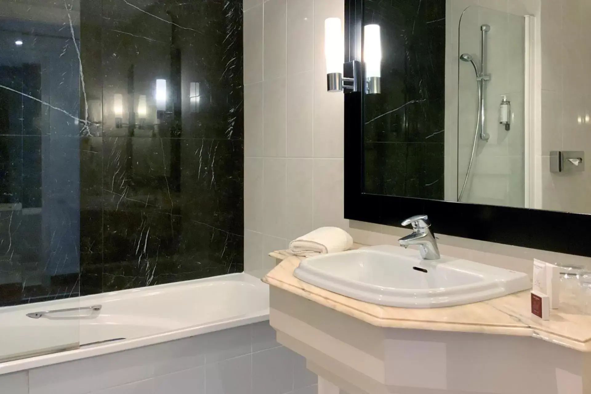 Cozy Double Room in Le Grand Hôtel Le Touquet-Paris-Plage Cozy Double Room in Le Grand Hôtel Le Touquet-Paris-Plage