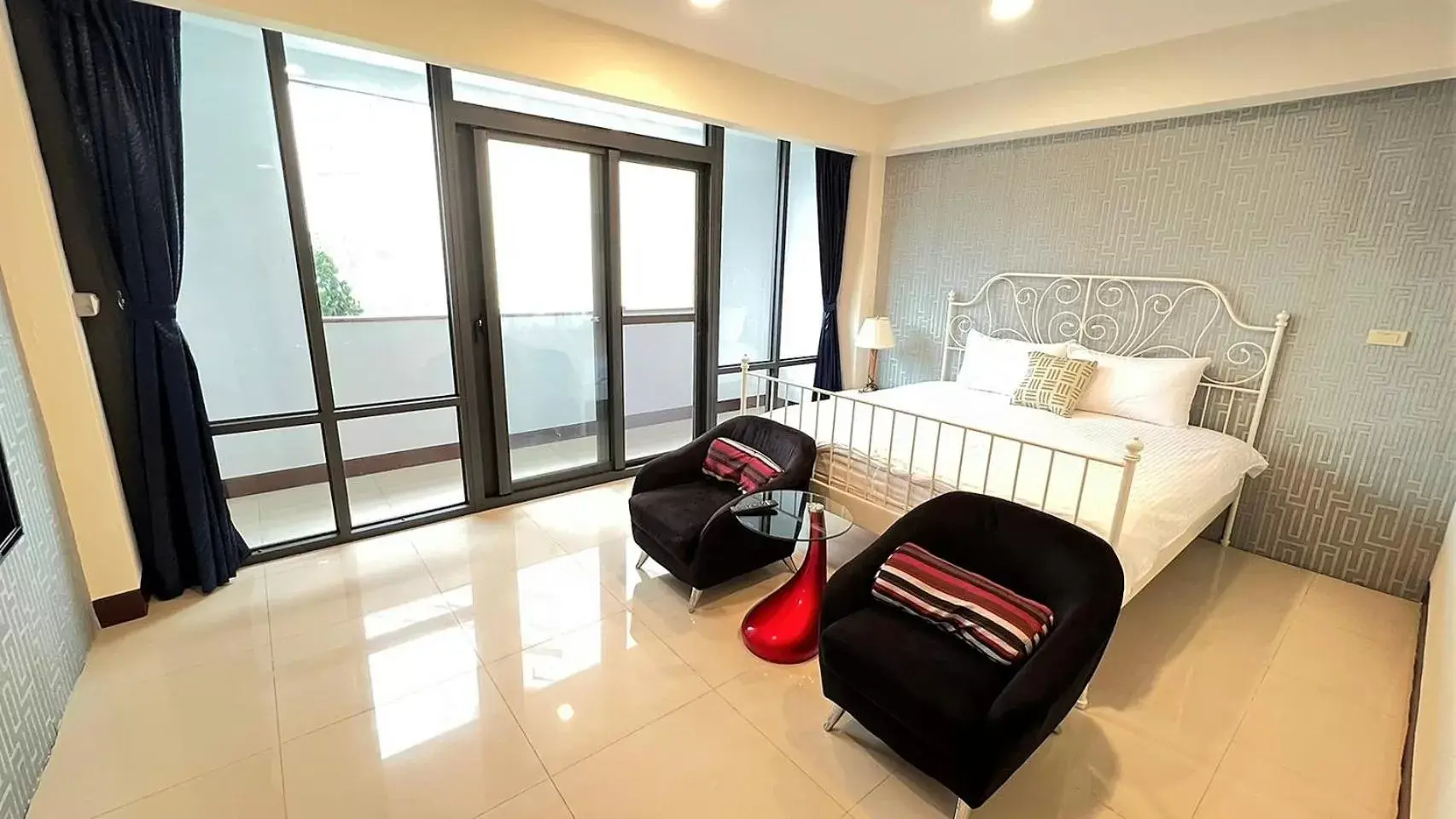 Deluxe Queen Room in Charming Hostel Deluxe Queen Room in Charming Hostel