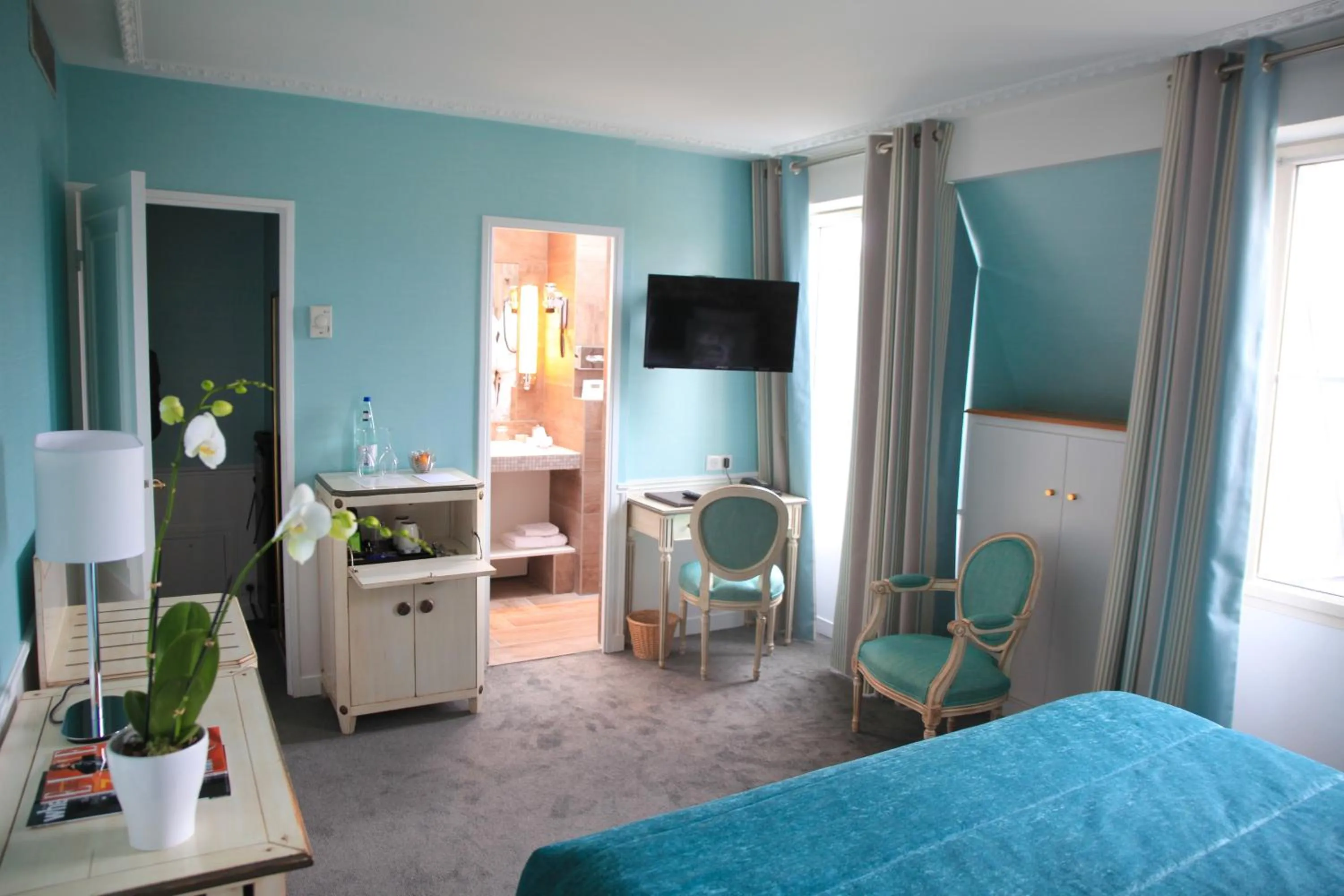 TV and multimedia, Bed in Hôtel Relais Saint Jacques Paris