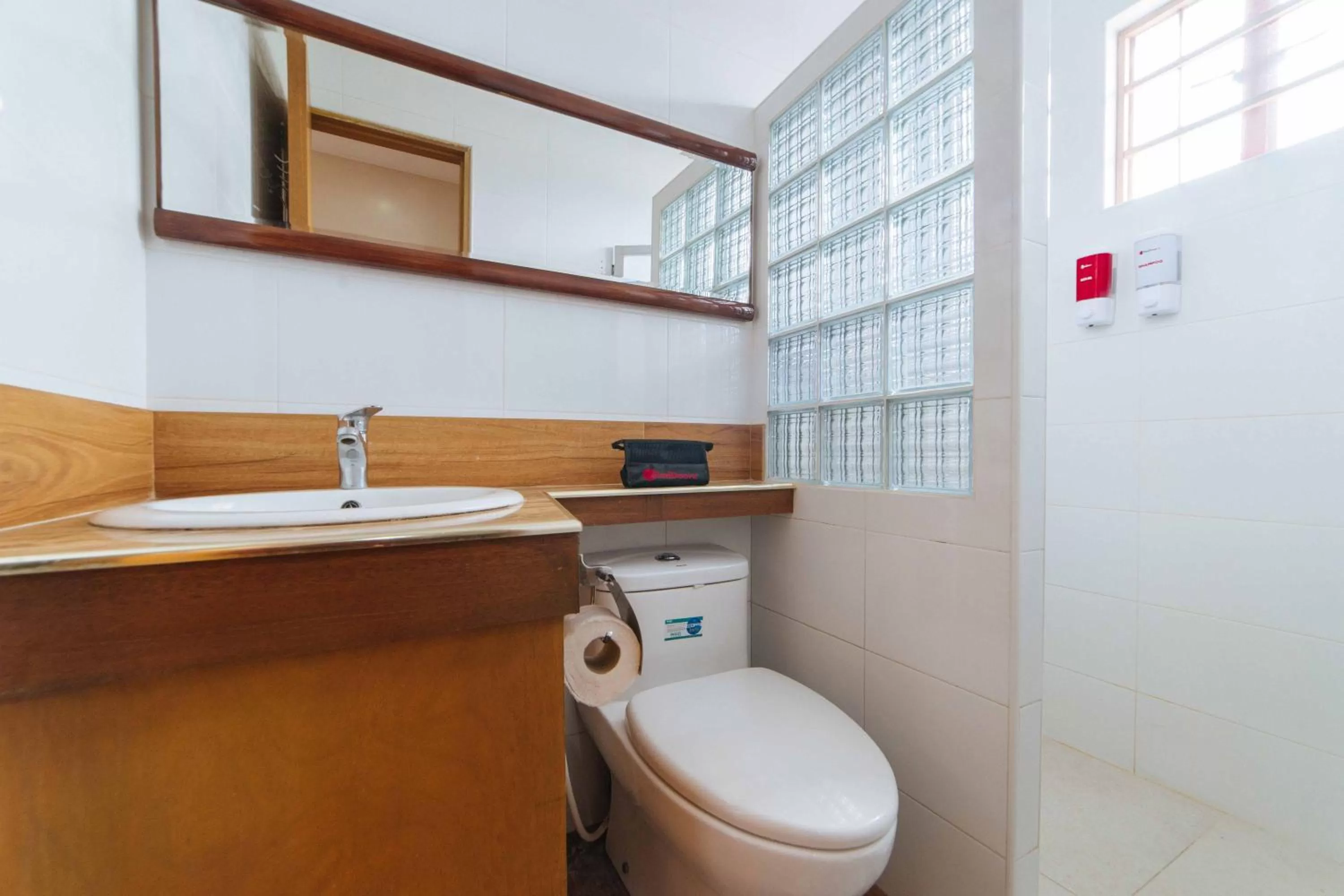 Toilet in RedDoorz Plus @ Starhomes Olivianville