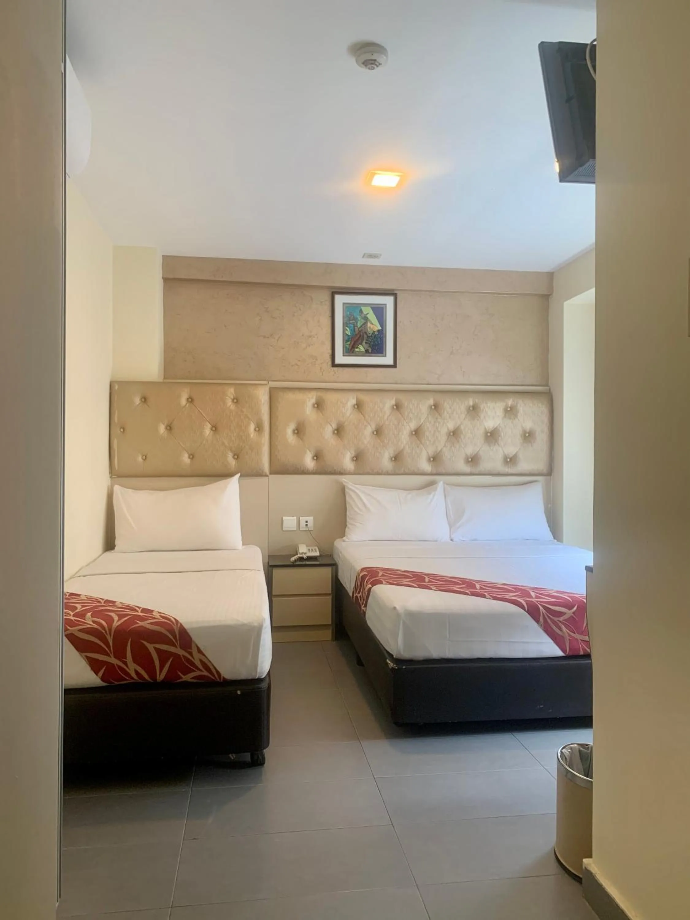 Bed in Sandpiper Hotel Singapore