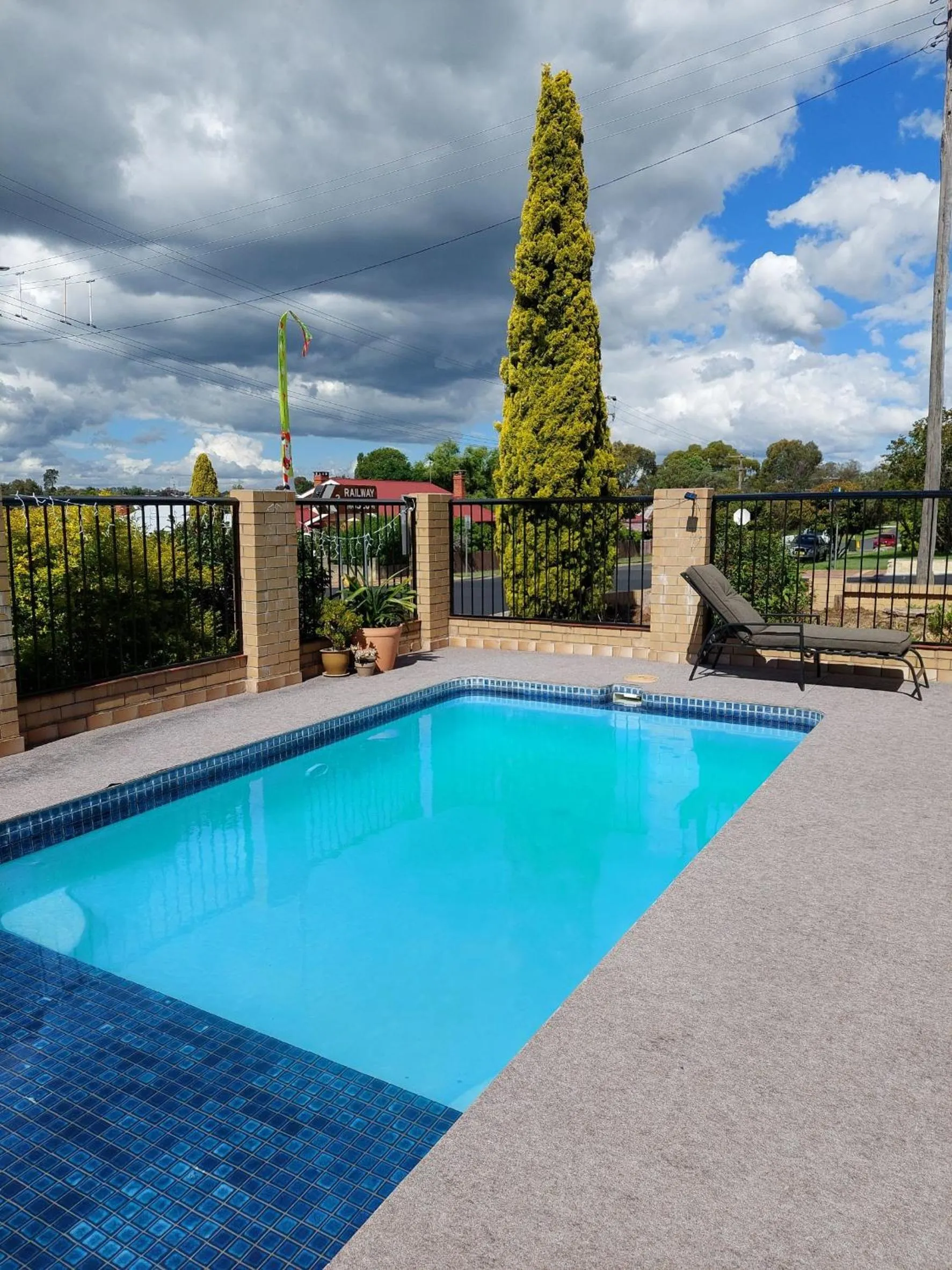 Swimming pool in Settlers Motor Inn