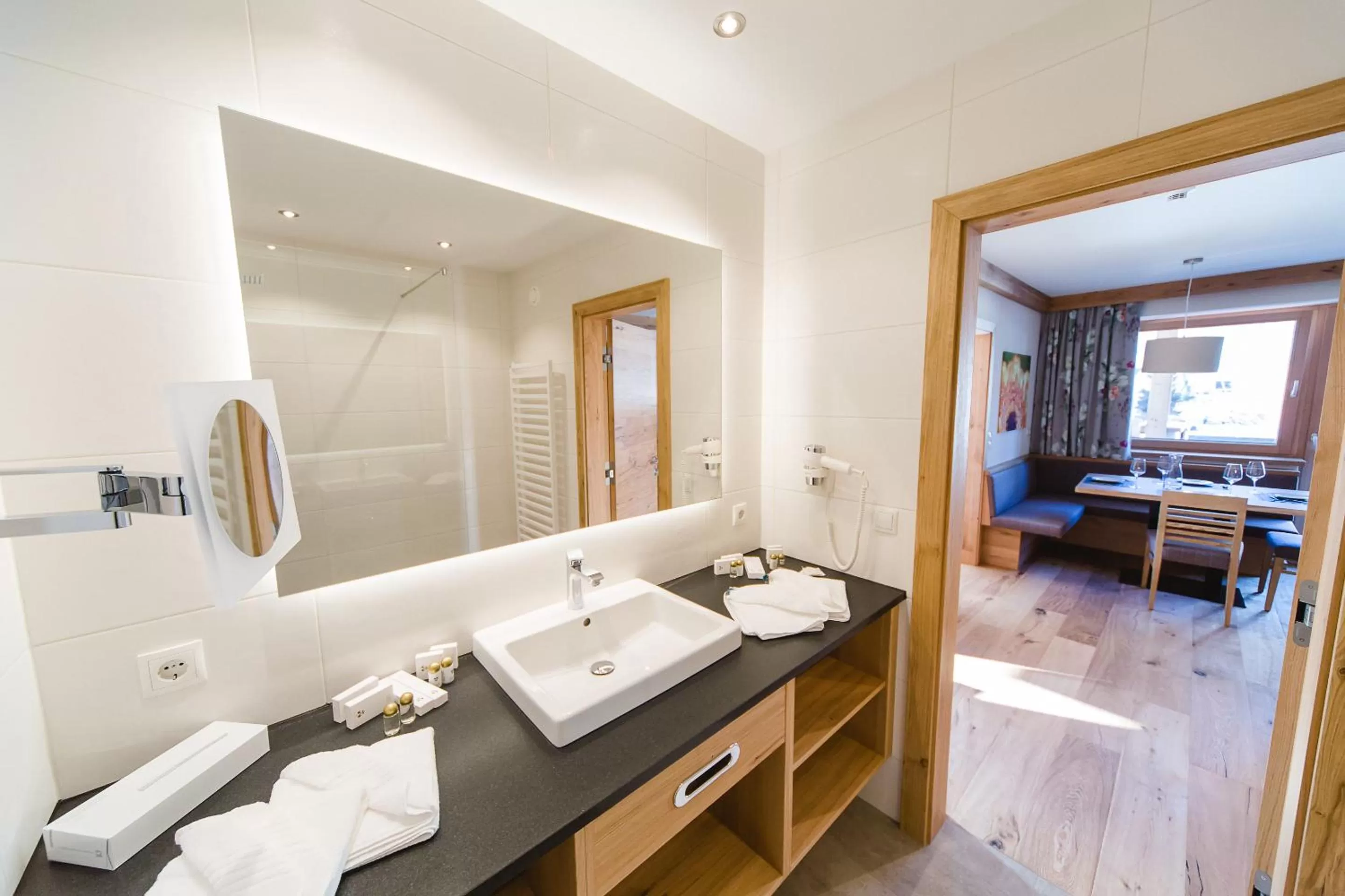 Bathroom, Bed in Hotel Giessenbach