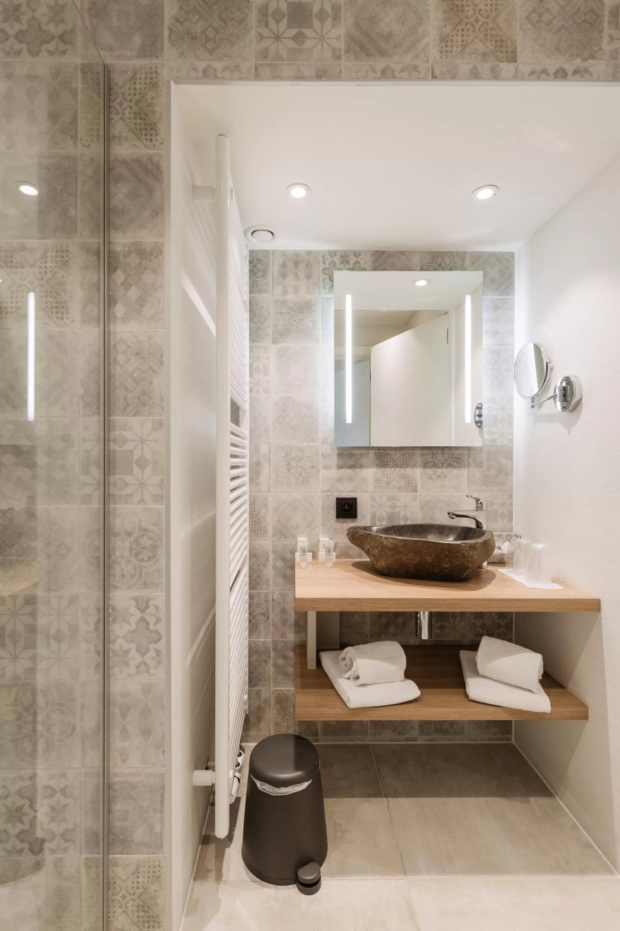 Shower in Beach Hotel Helios by CW Hotel Collection