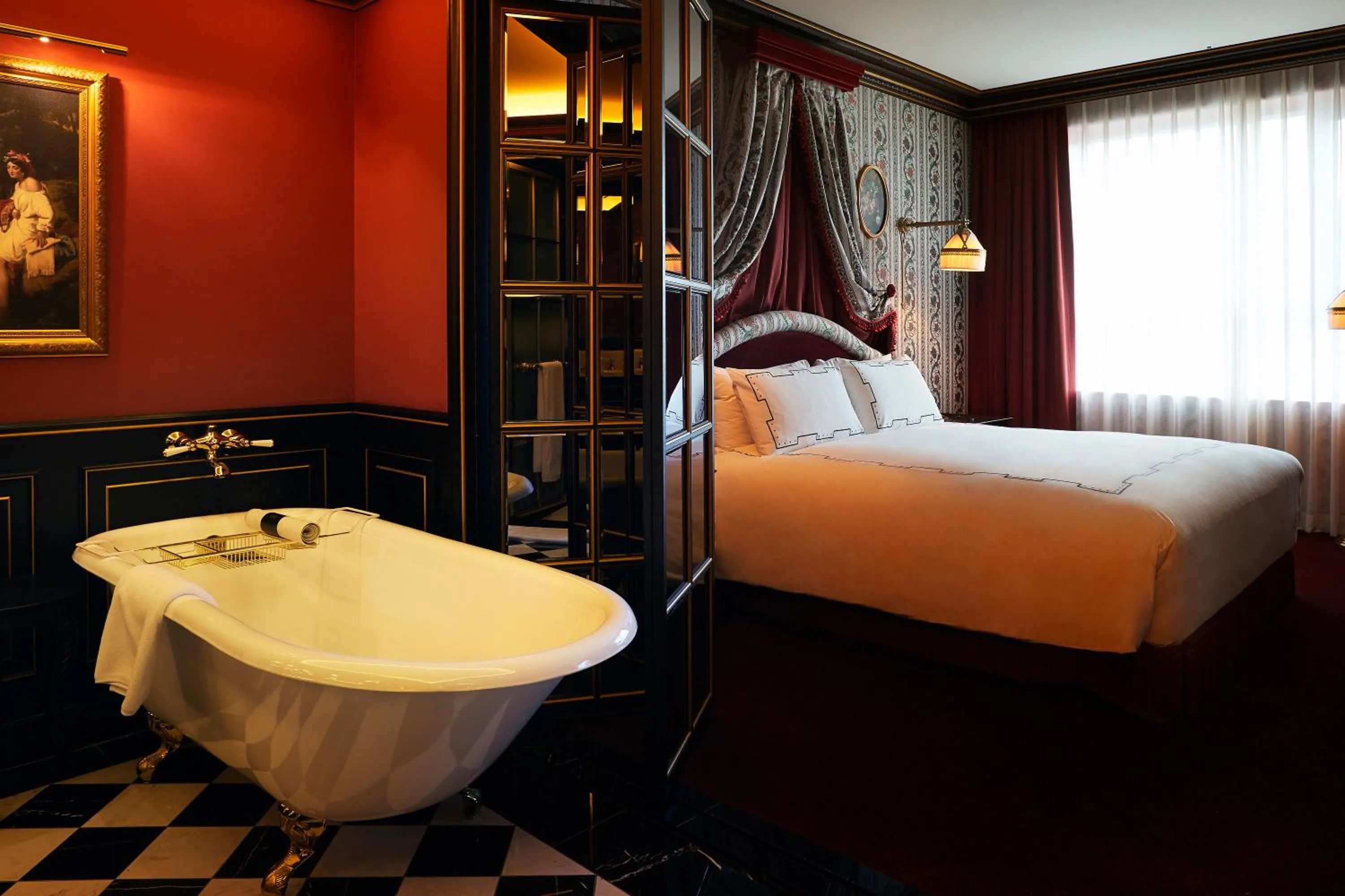 Bathroom, Bed in L'Escape Hotel