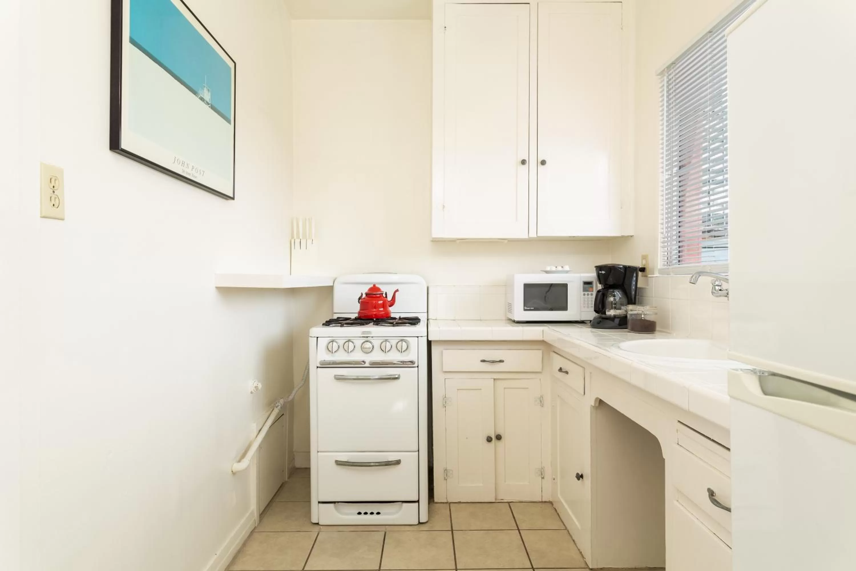 Kitchen or kitchenette in The Sea View Inn At The Beach