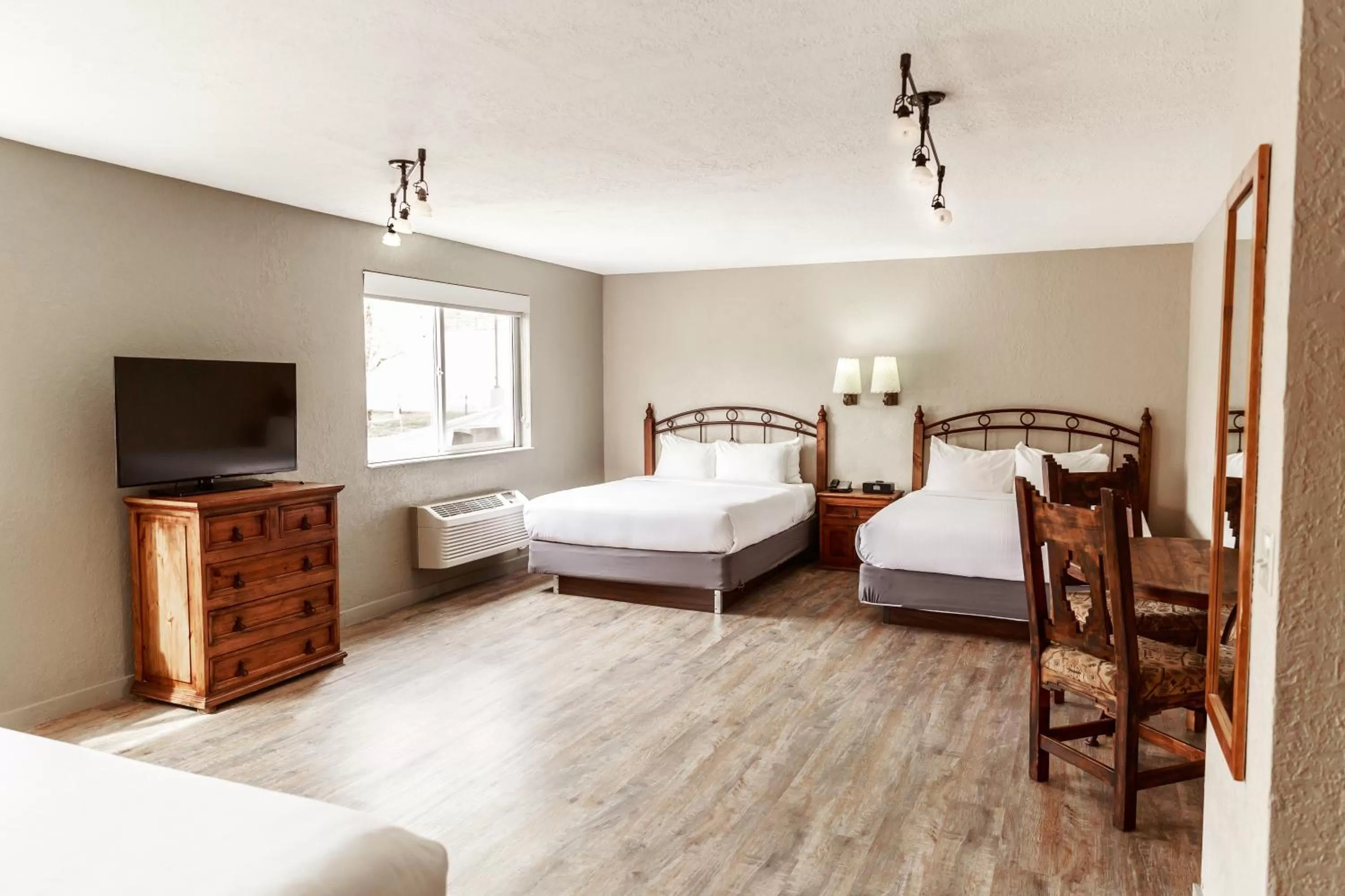 Photo of the whole room, Bed in Aarchway Inn