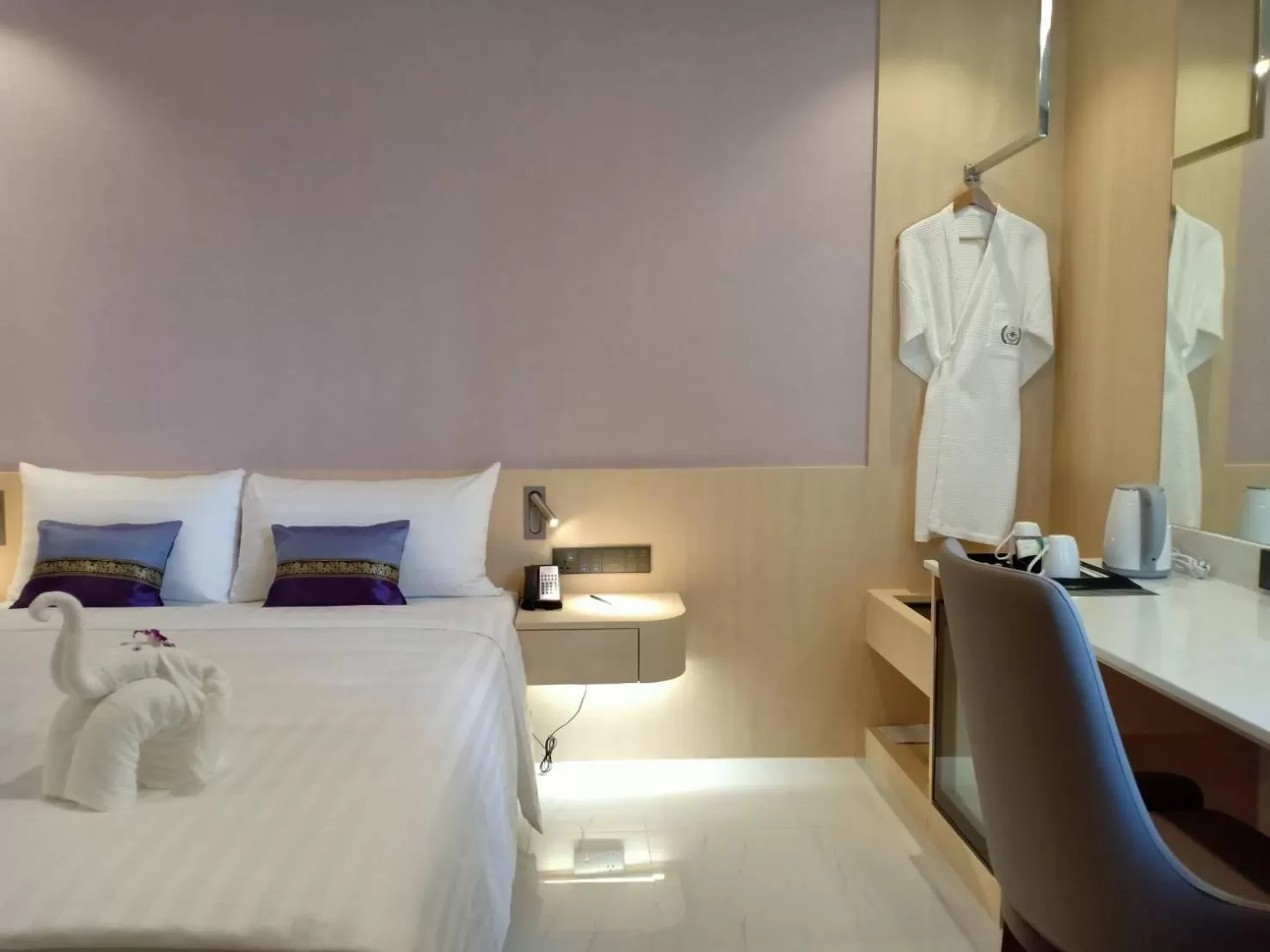 Bedroom in Evergreen Laurel Hotel Bangkok