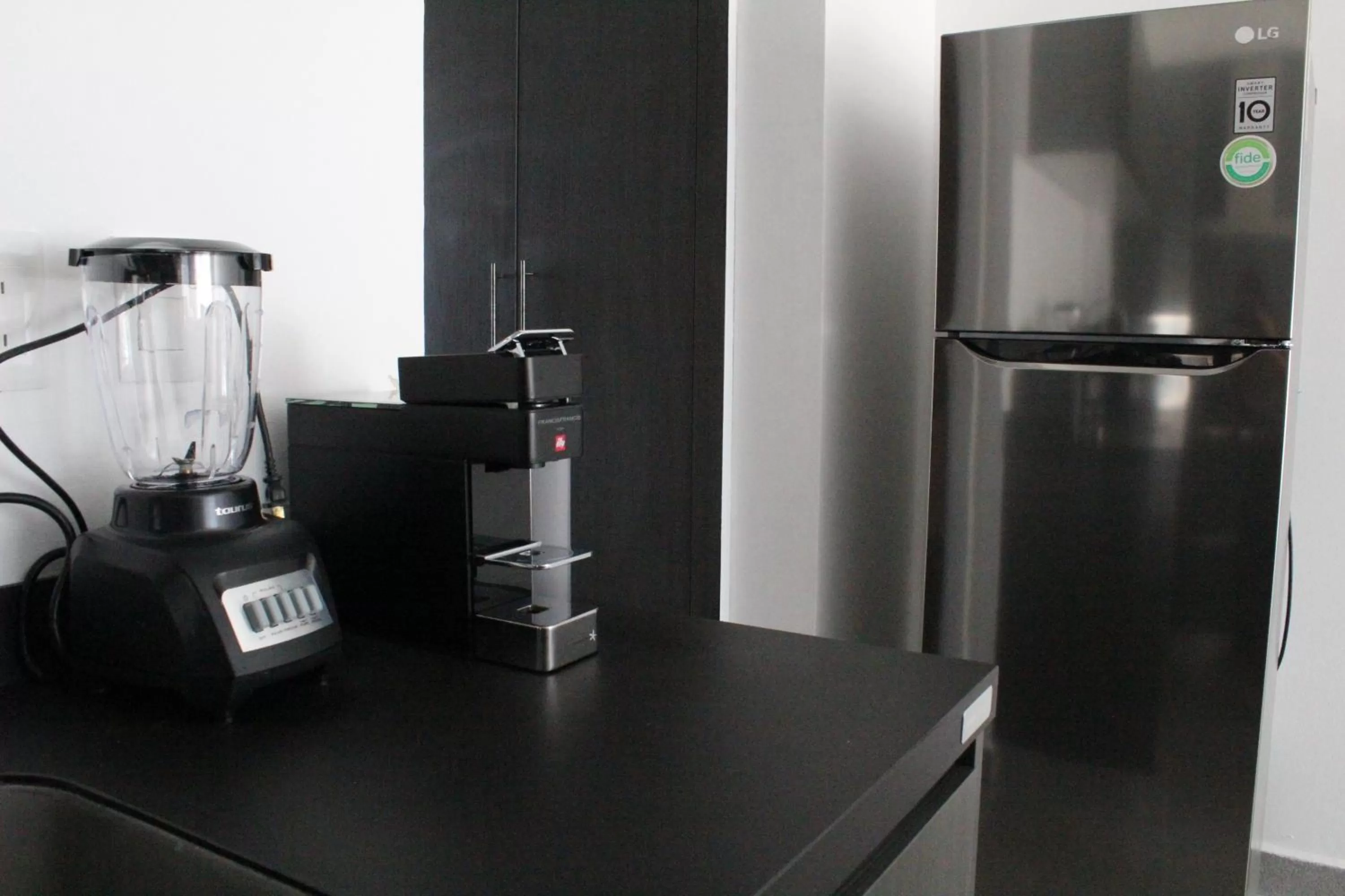 Coffee/tea facilities in Studio 30 Condhotel by Nah Hotels