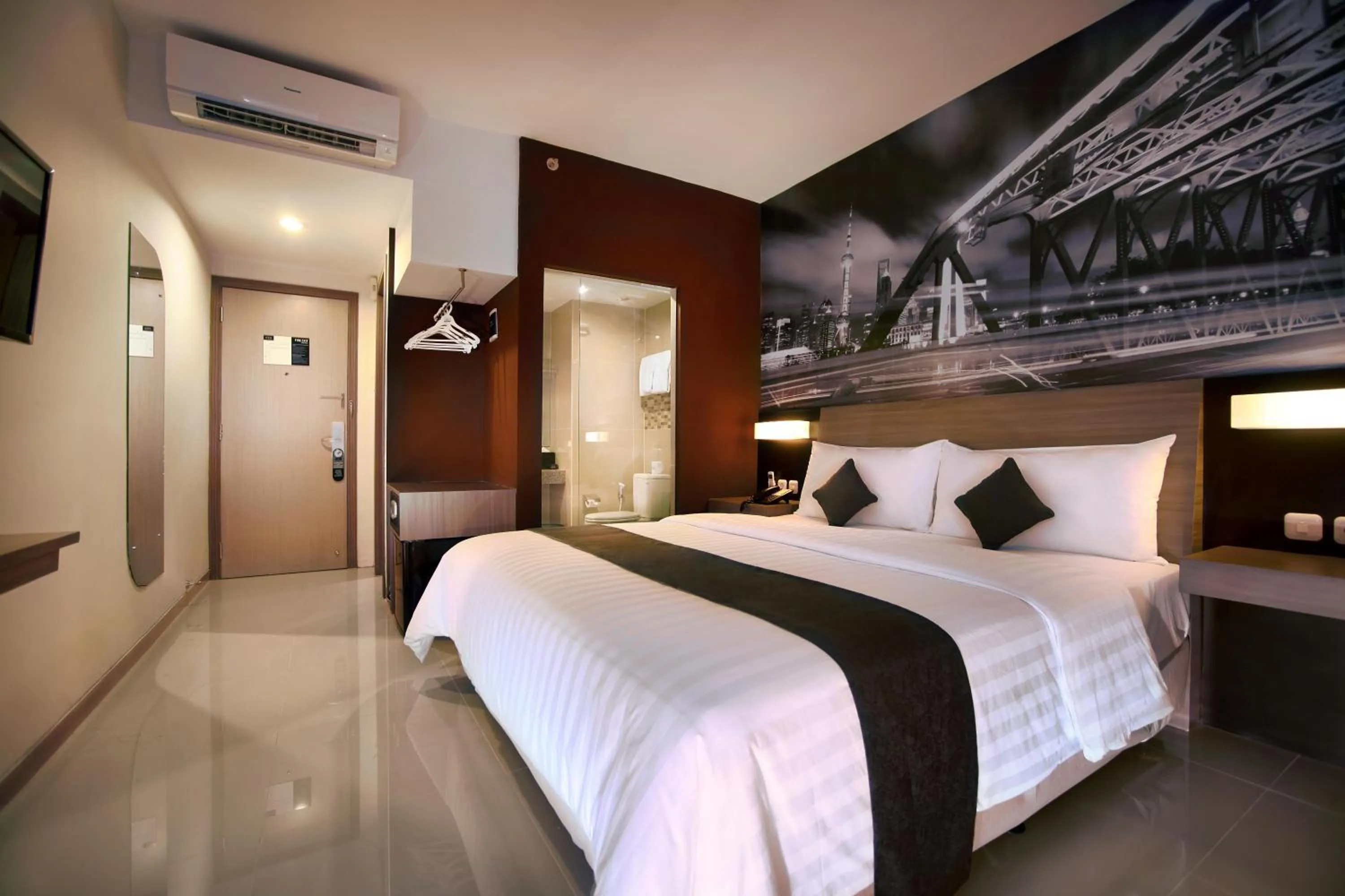 Photo of the whole room, Bed in Hotel Neo Candi Simpang Lima - Semarang by ASTON