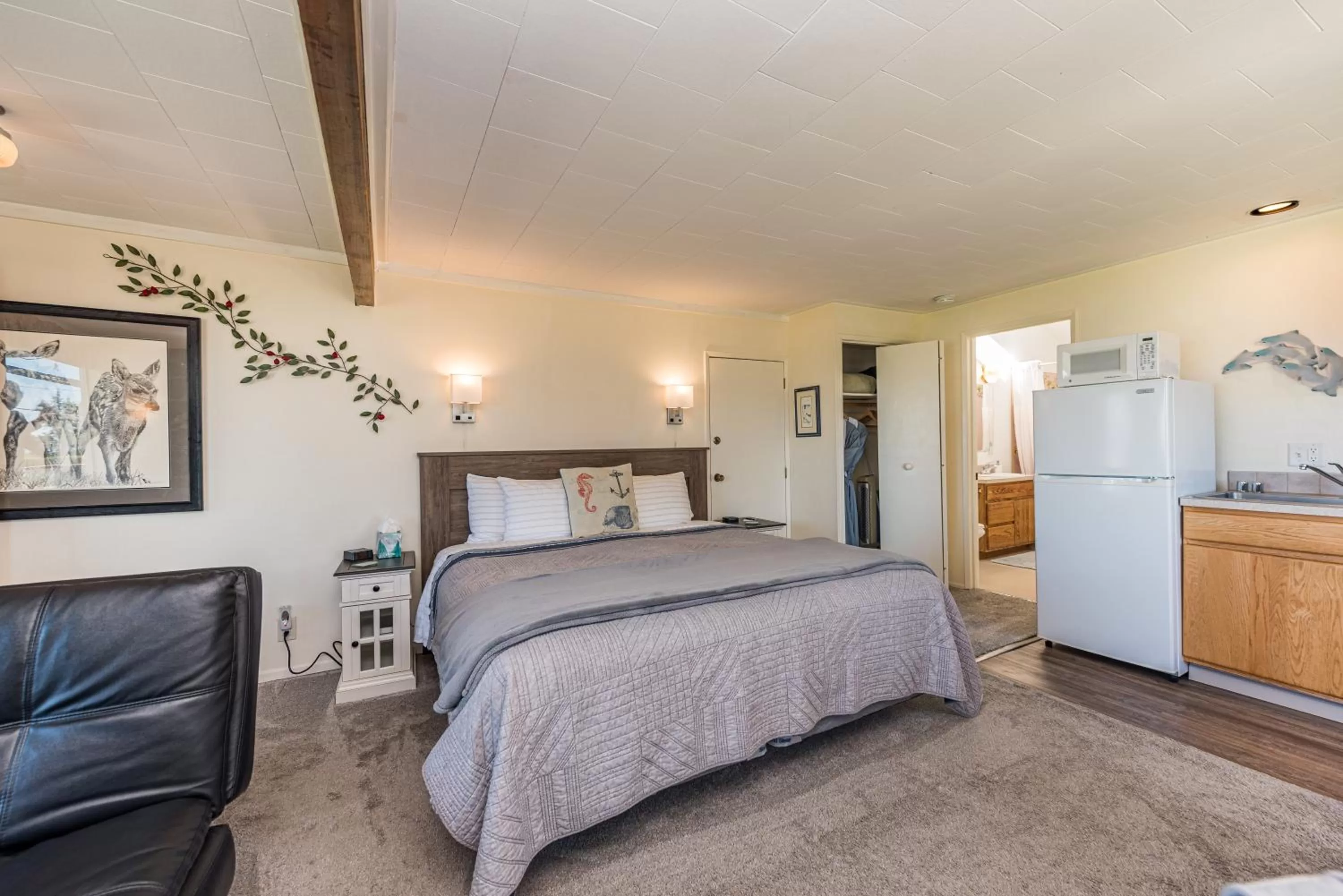 Kitchen or kitchenette, Bed in Juan de Fuca Waterfront Hotel & Cottages