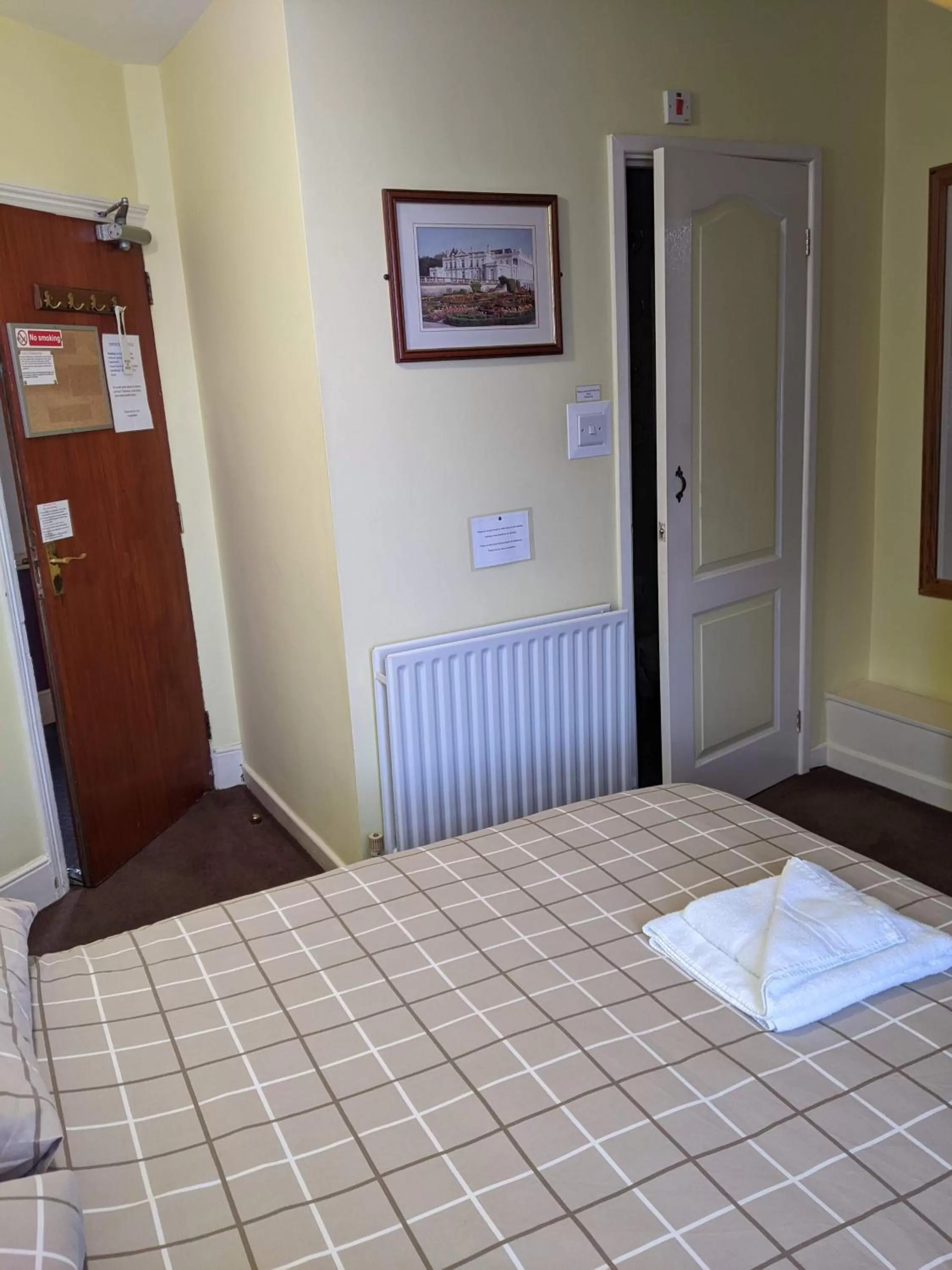Bed in Kingswinford Guest House with Free Parking
